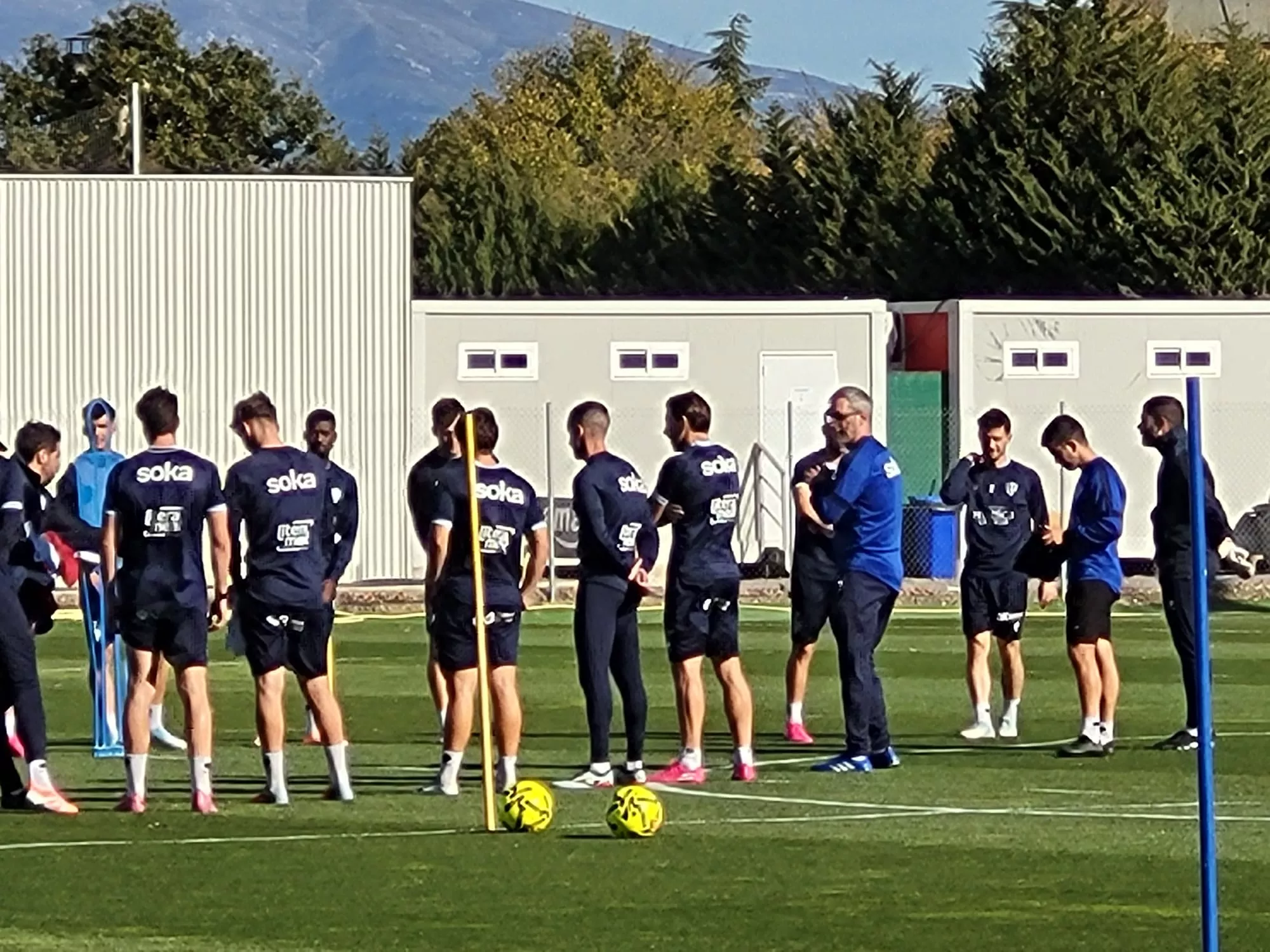 Primeras instrucciones de Jon Pérez Bolo a los futbolistas del Huesca
