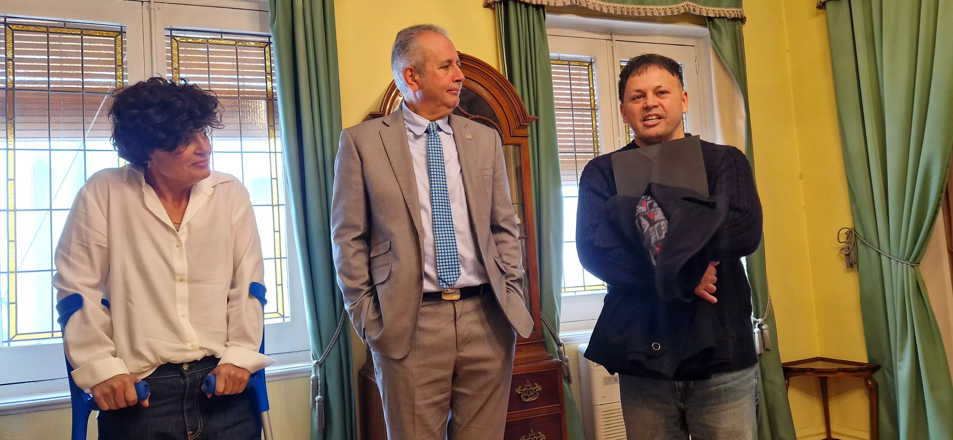Amparo Roig, Carlos Campo y Óscar Sipán, en la casa de la Subdelegación del Gobierno en Huesca. Foto Myriam Martínez Amparo Roig, Carlos Campo y Óscar Sipán, en la casa de la Subdelegación del Gobierno en Huesca. Foto Myriam Martínez