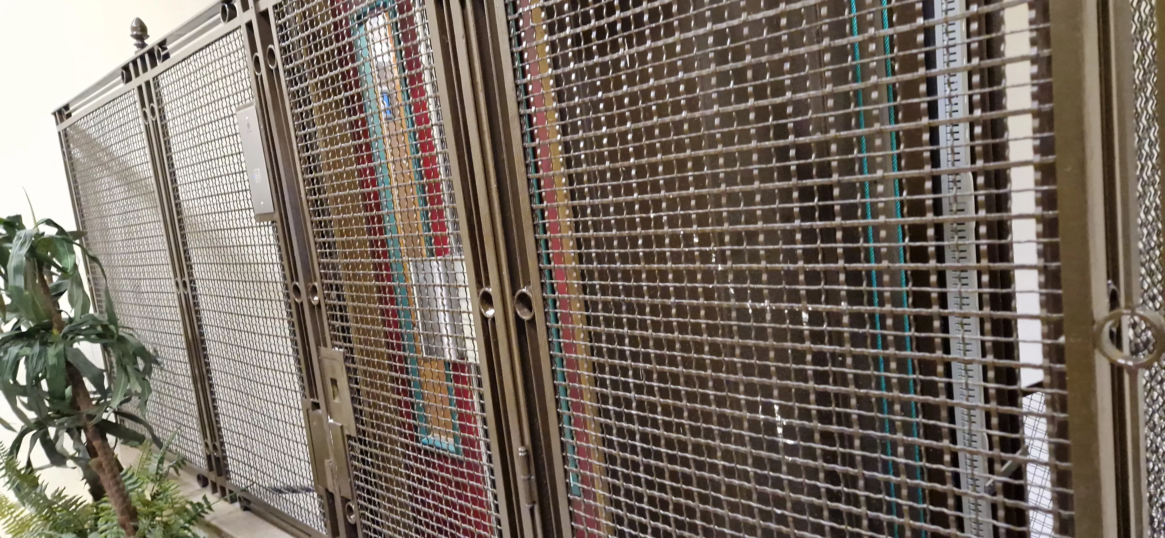 Ascensor de la vivienda, uno de los más antiguos de Huesca. Foto Myriam Martínez