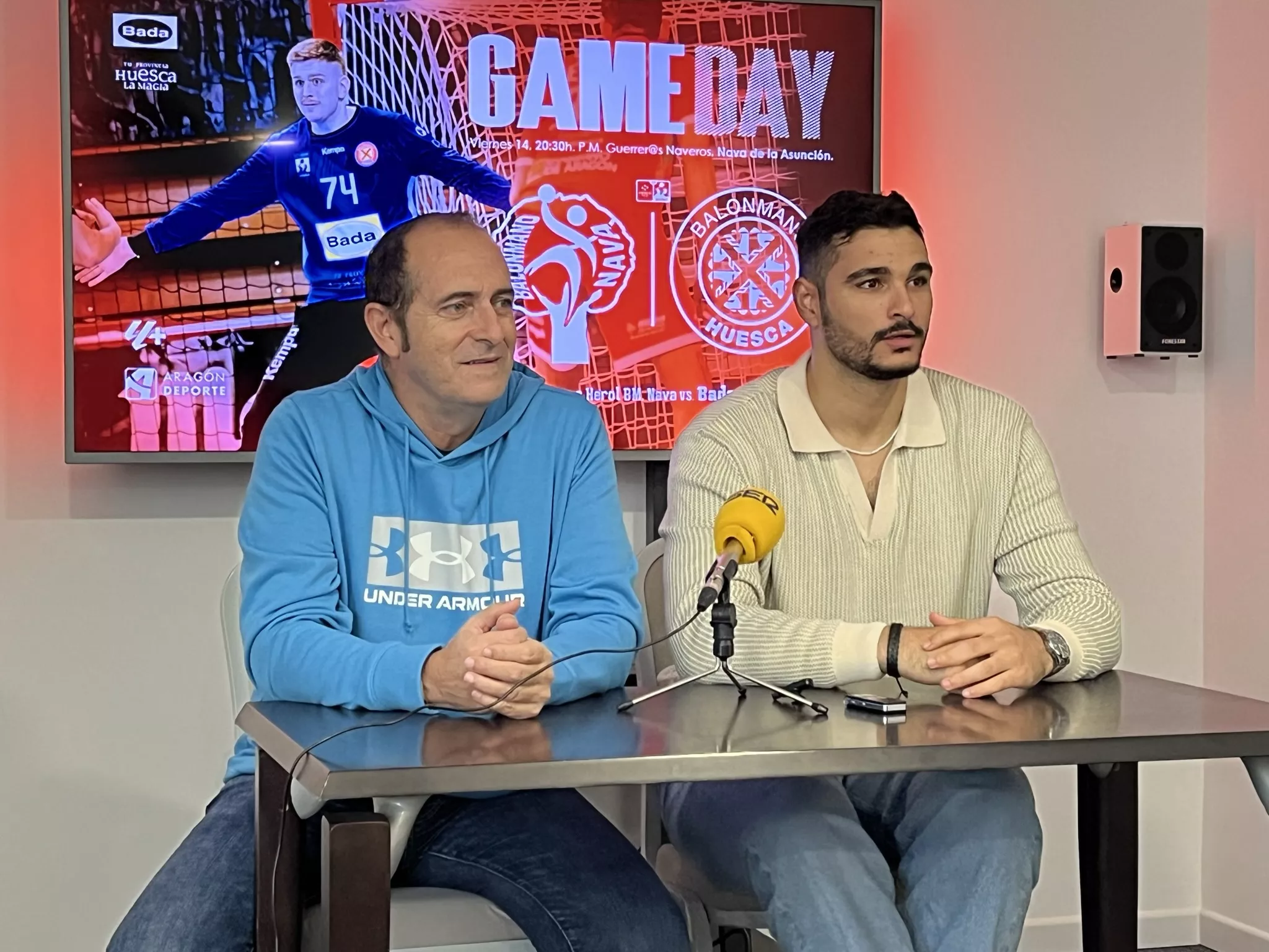 Nolasco, entrenador de Bada Huesca, y Fradj Ben Tekaya. Foto: Adri Mora