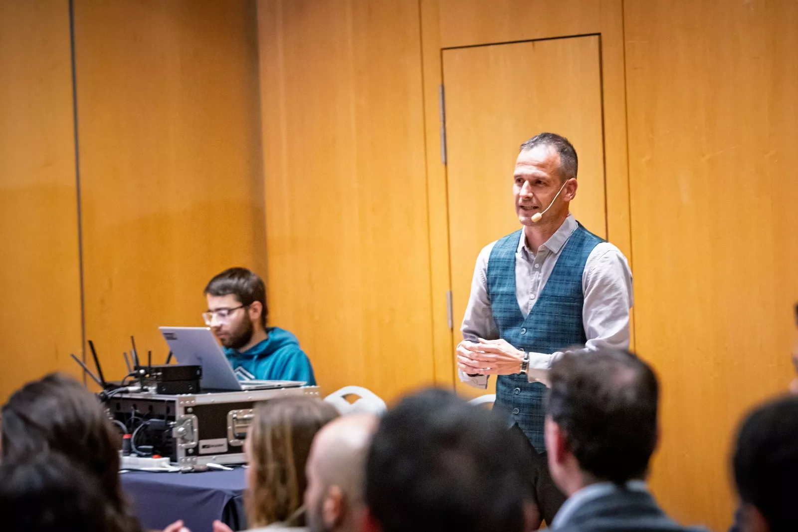 Sergio Bernués durante la conferencia
