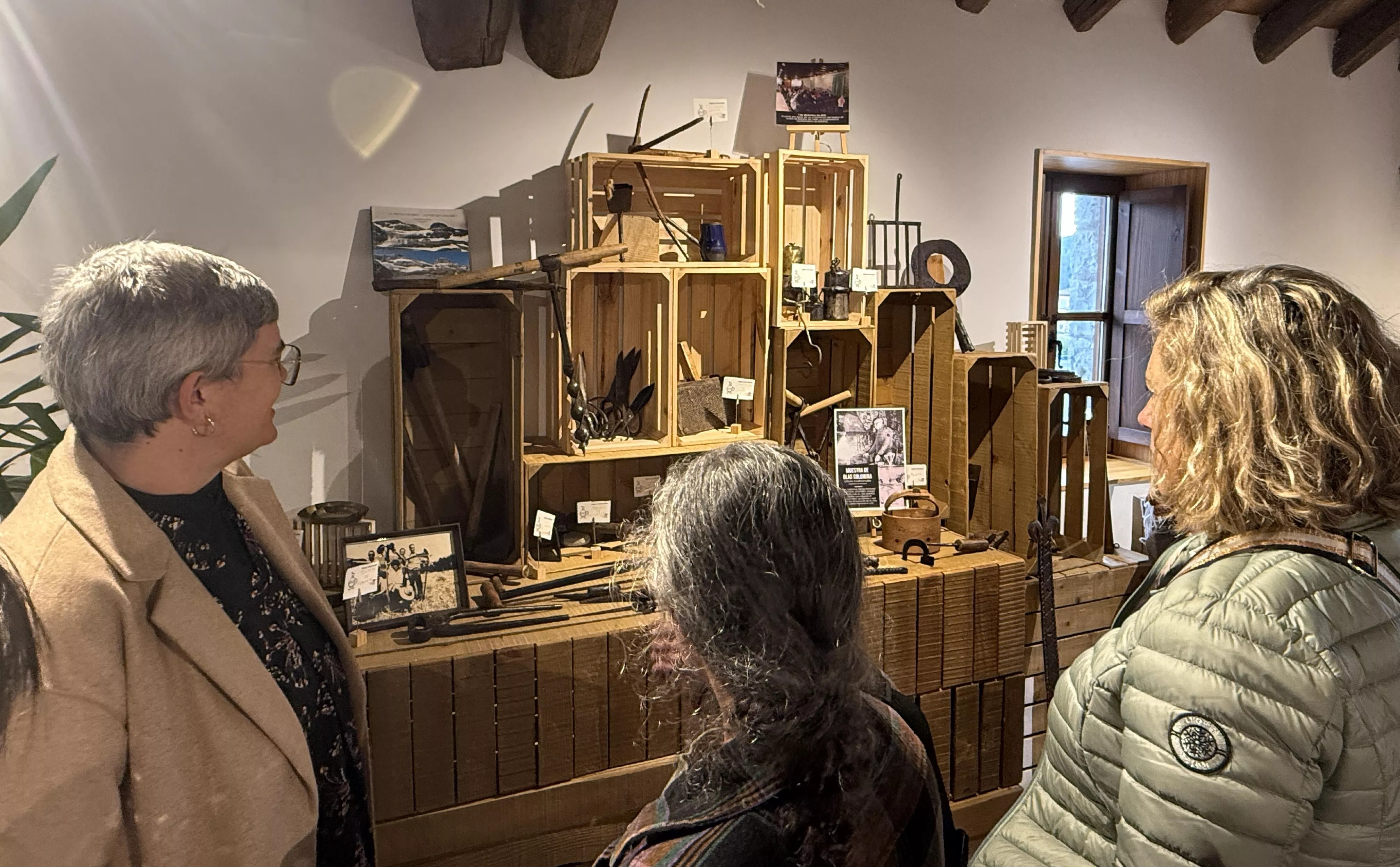 Aperos de herrería que se muestran en la oficina de turismo de Boltaña.