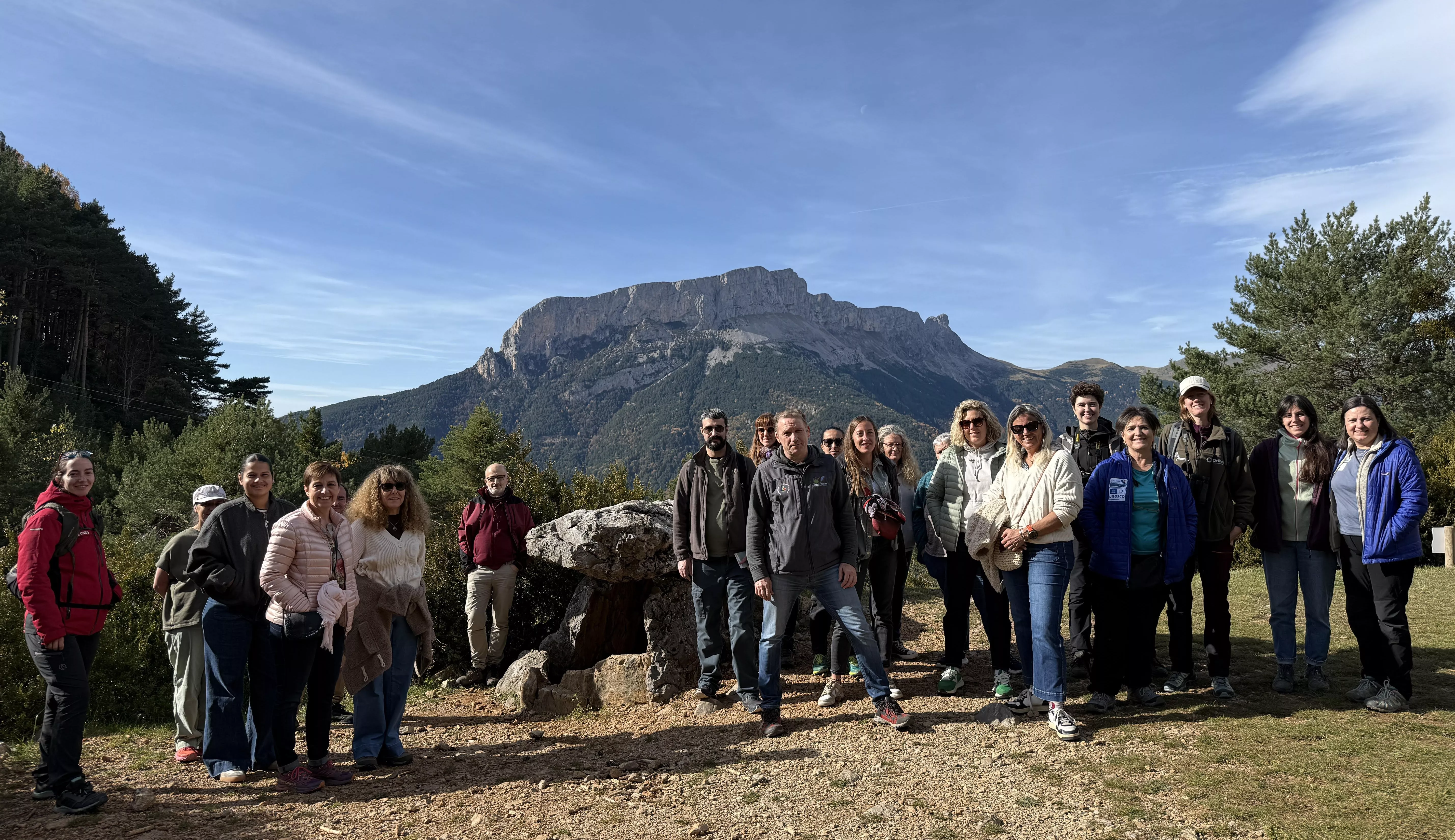 Foto de familia en el dolmen de Tella.