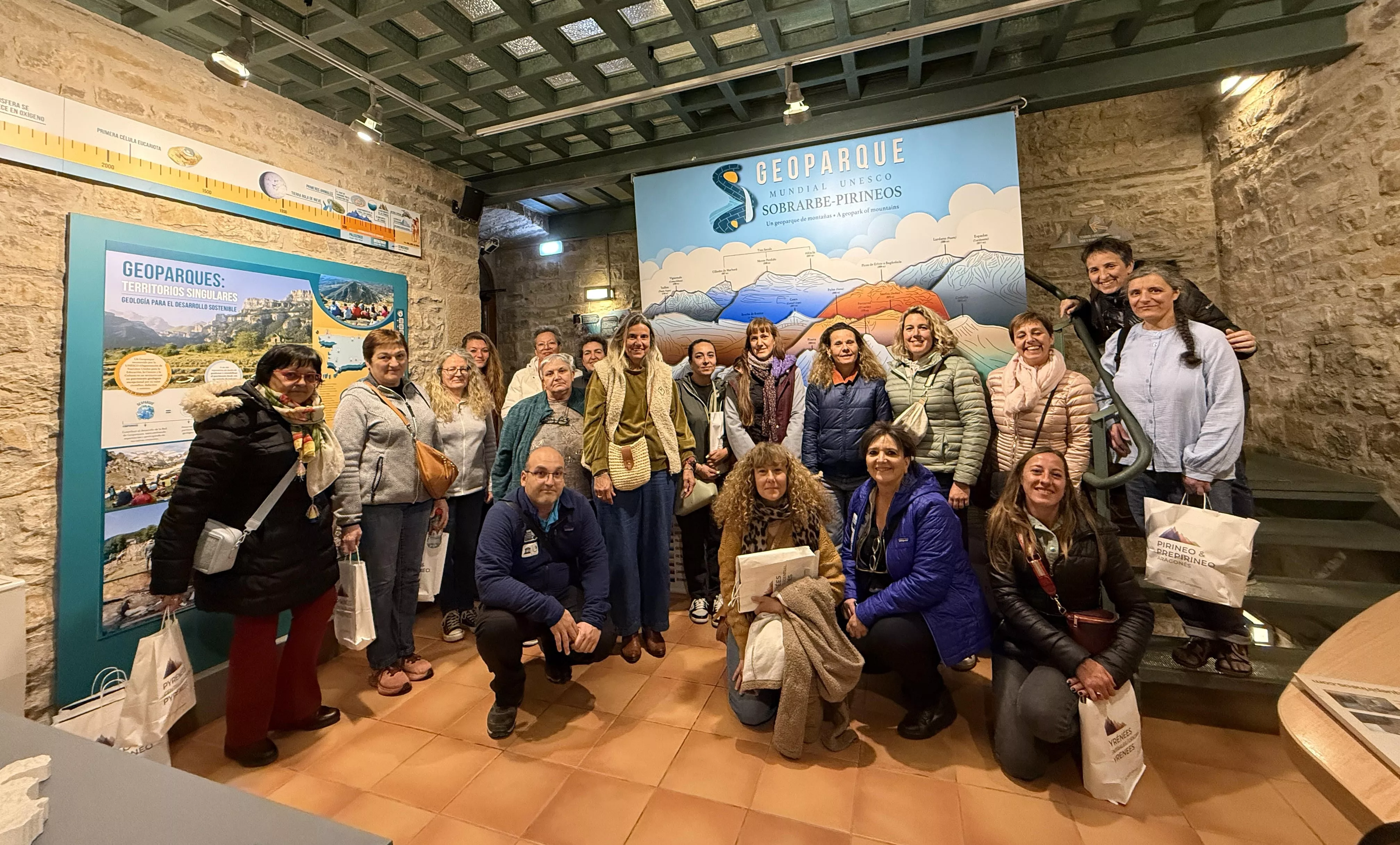 Foto de familia en la oficina del Geoparque.
