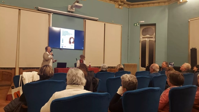 Charo Ochoa presenta a la ponente. Charo Ochoa presenta a la ponente.