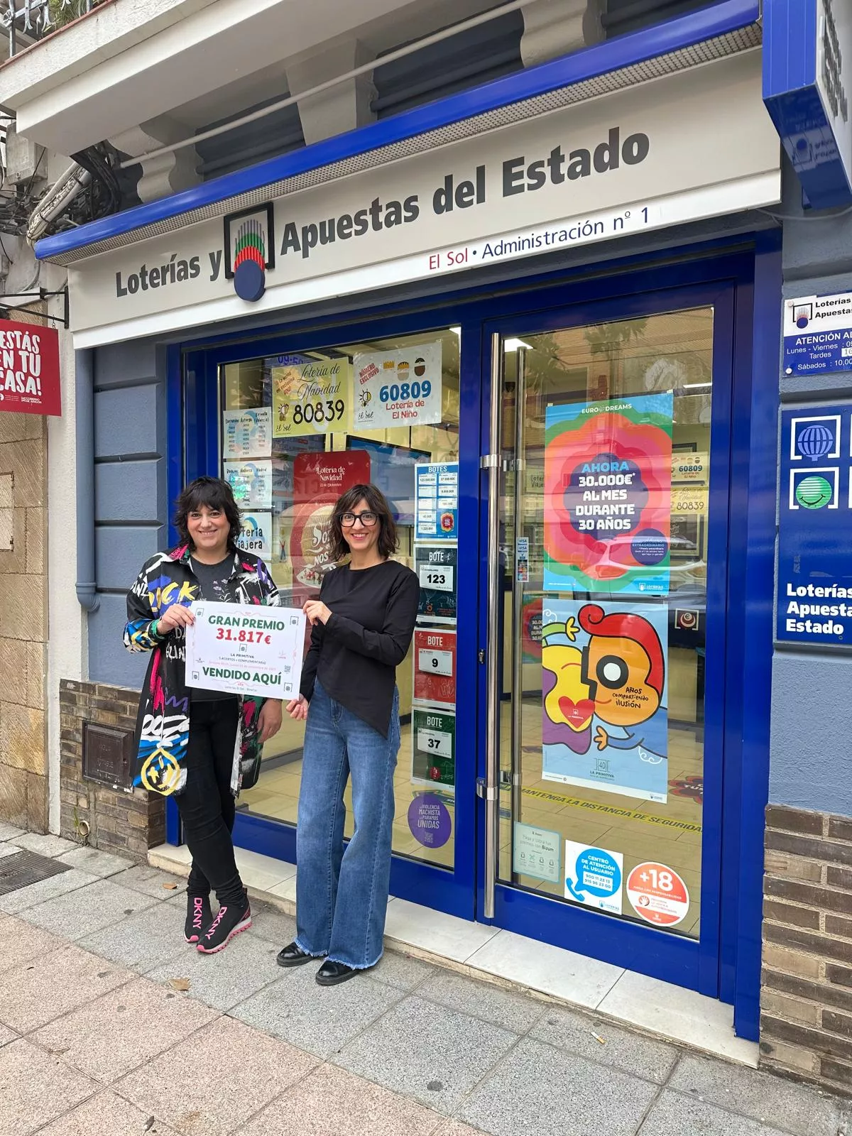 Las hermanas muestran el número premiado en la Lotería del Sol de Binéfar.
