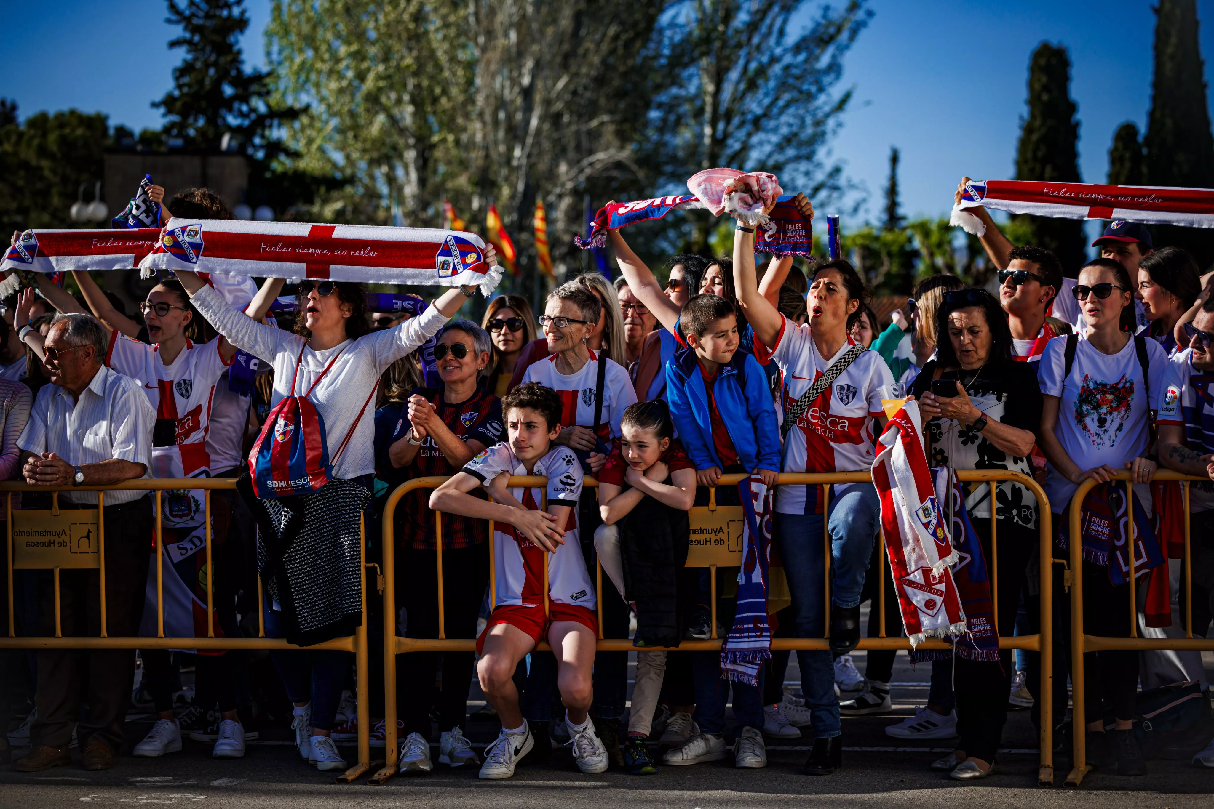 Afición del Huesca a la llegada del equipo en un derbi aragonés. Foto: SD Huesca