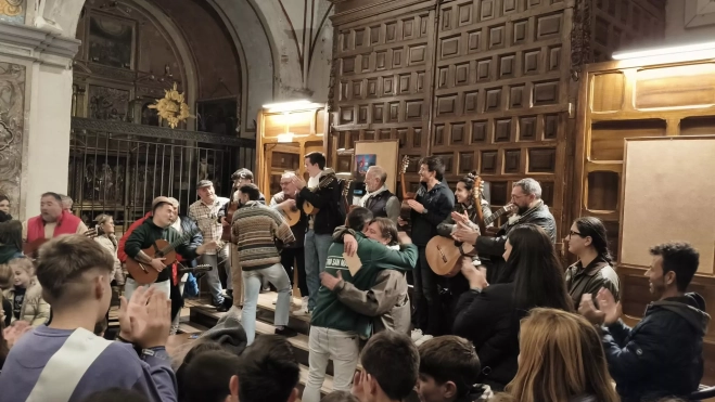 Momento en el que la Comisión de Fiestas de San Martín entrega la pañoleta a Julve.