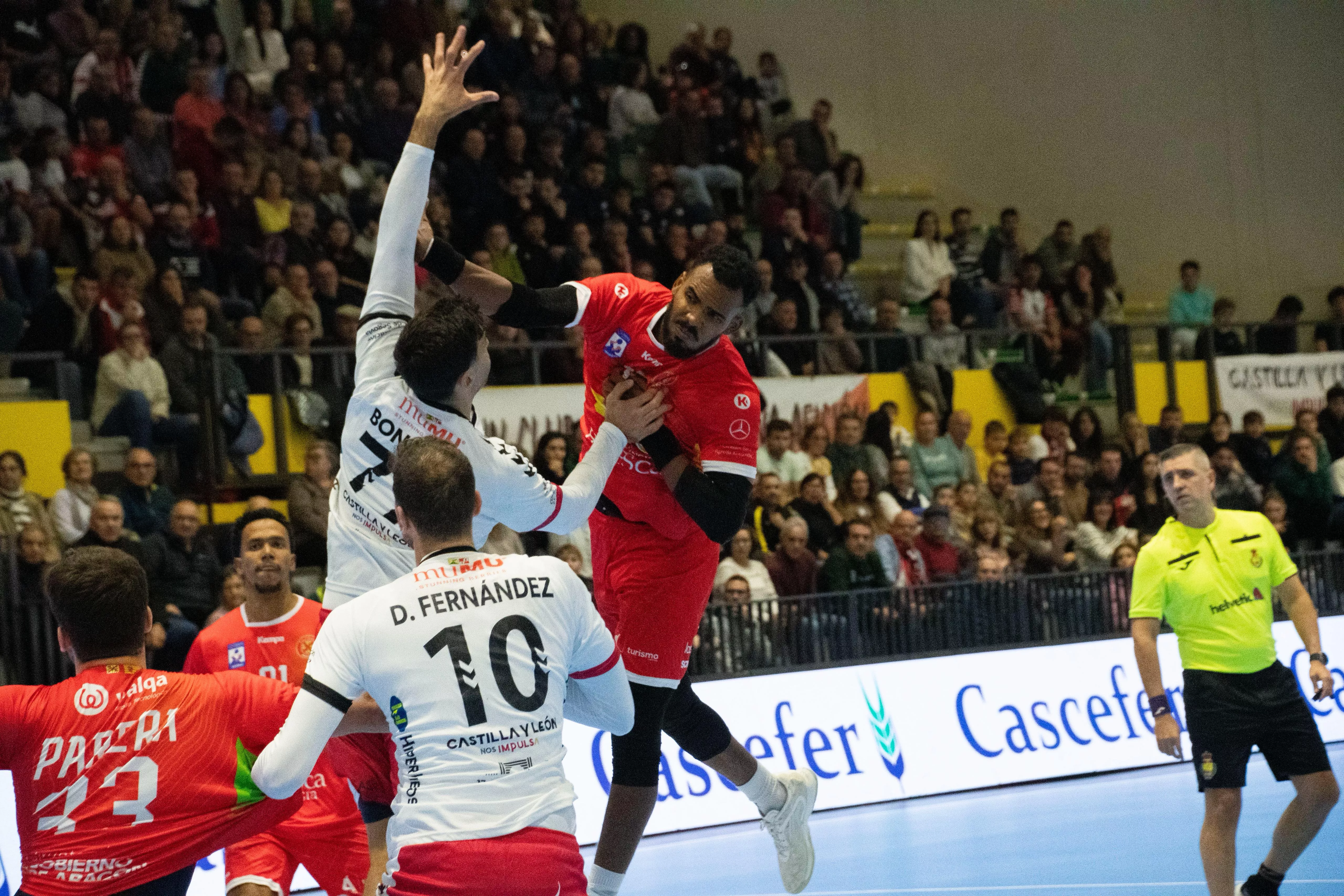 Frank Cordiés ataca a la defensa local. Foto Dani Pérez