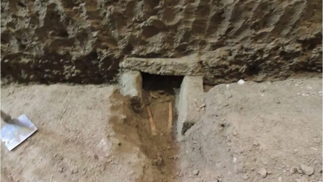 Imagen tomada durante los trabajos de los dos fémures hallados en San Pedro el Viejo.