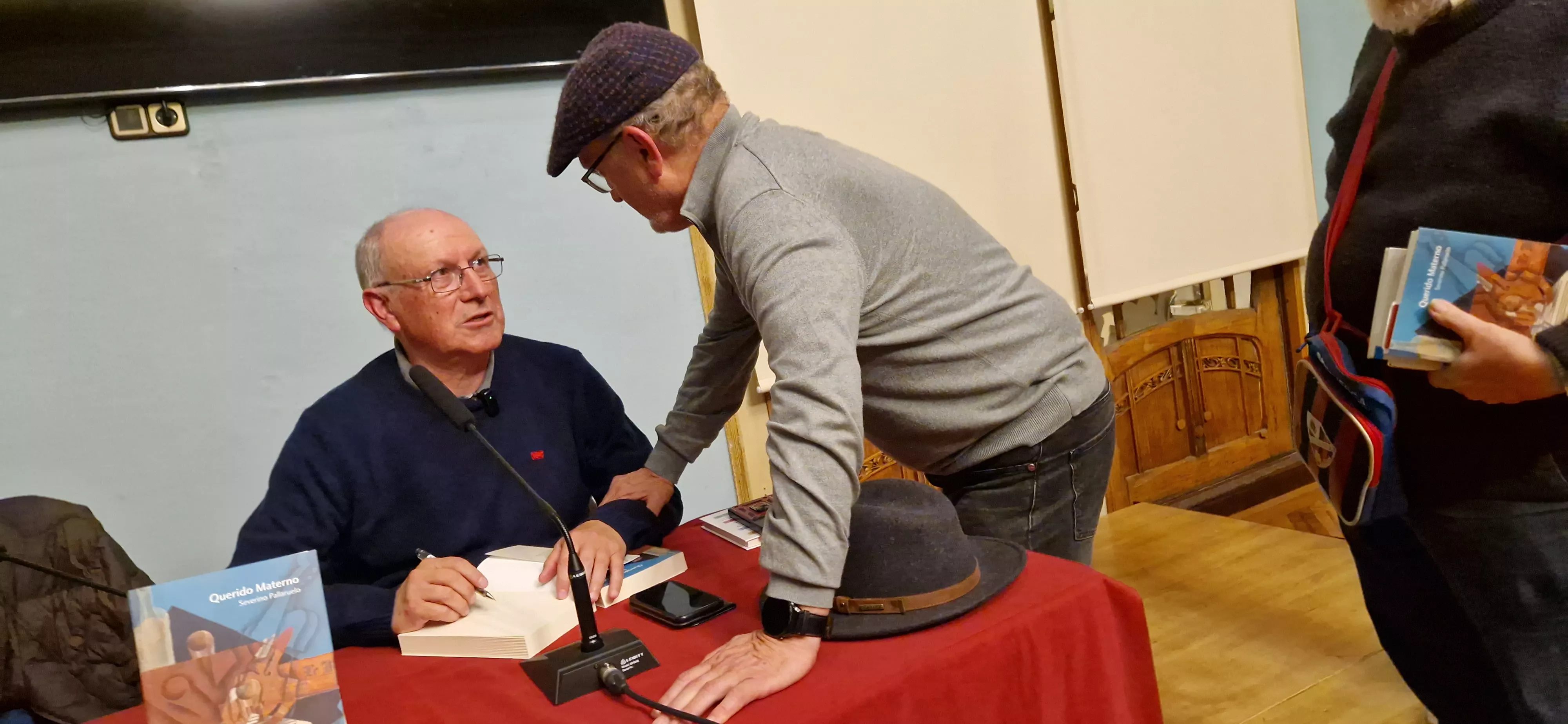 Severino Pallaruelo firmando ejemplares de "Querido Materno". Foto Myriam Martínez