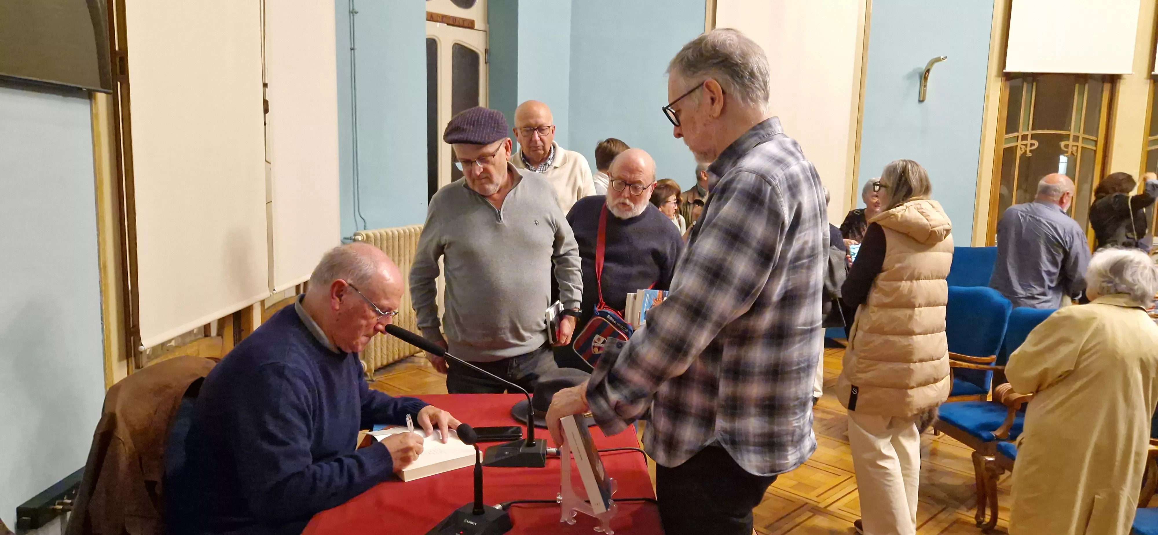 Severino Pallaruelo firmando ejemplares de "Querido Materno". Foto Myriam Martínez