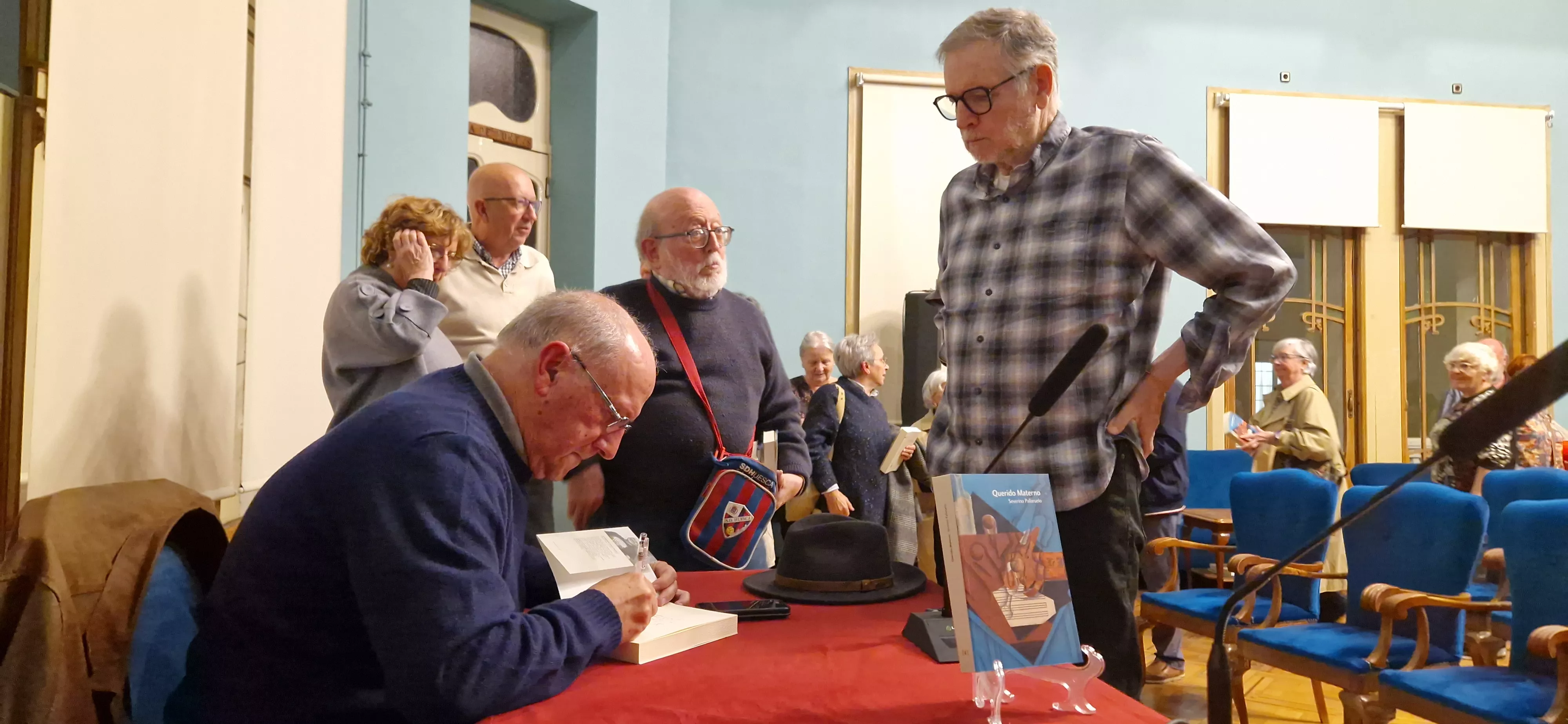 Severino Pallaruelo firmando ejemplares de "Querido Materno". Foto Myriam Martínez