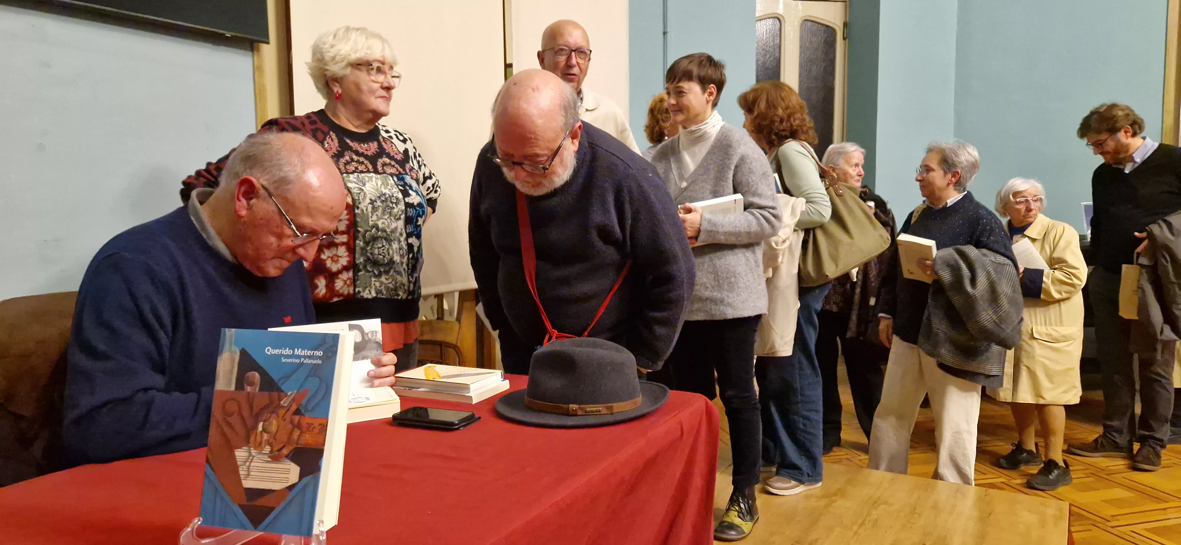 Severino Pallaruelo firmando ejemplares de "Querido Materno". Foto Myriam Martínez