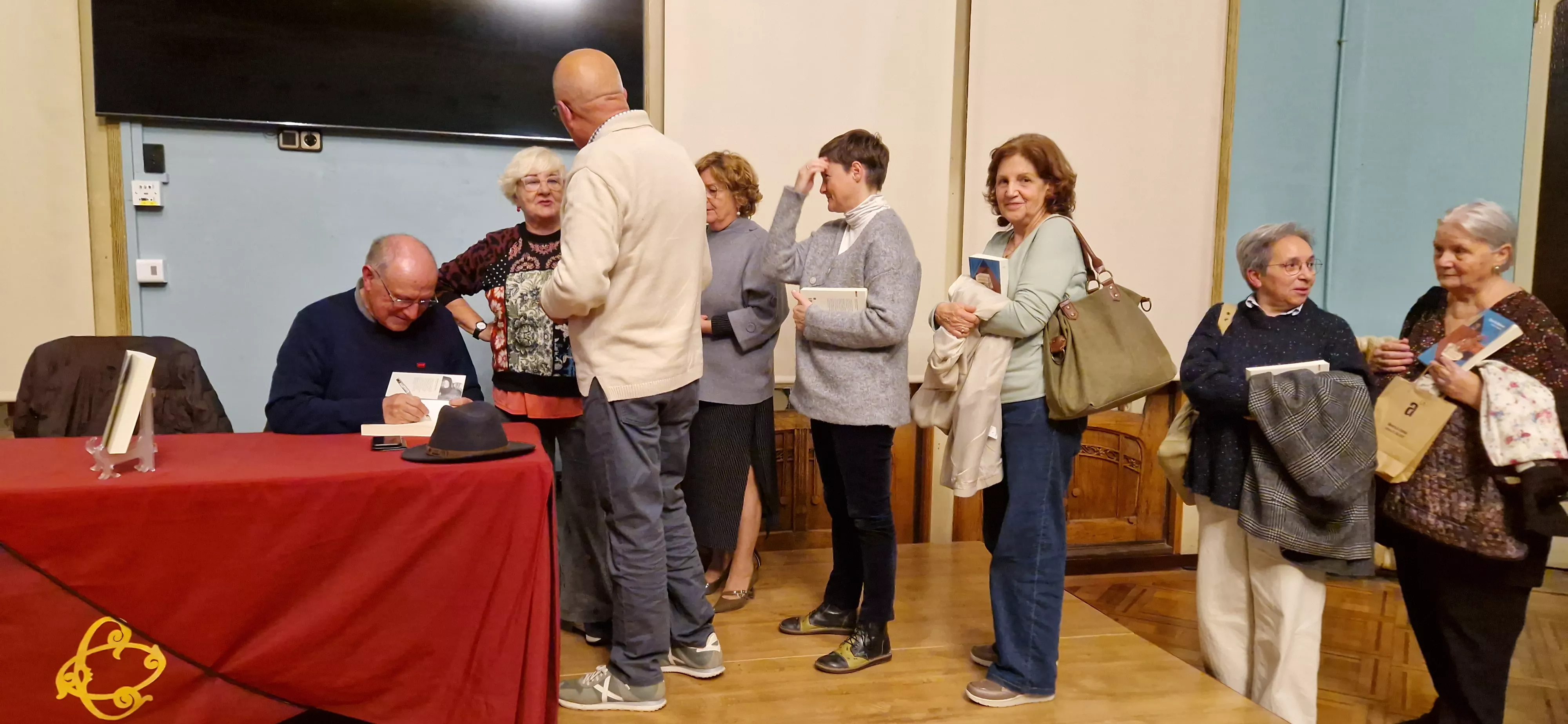 Severino Pallaruelo firmando ejemplares de "Querido Materno". Foto Myriam Martínez