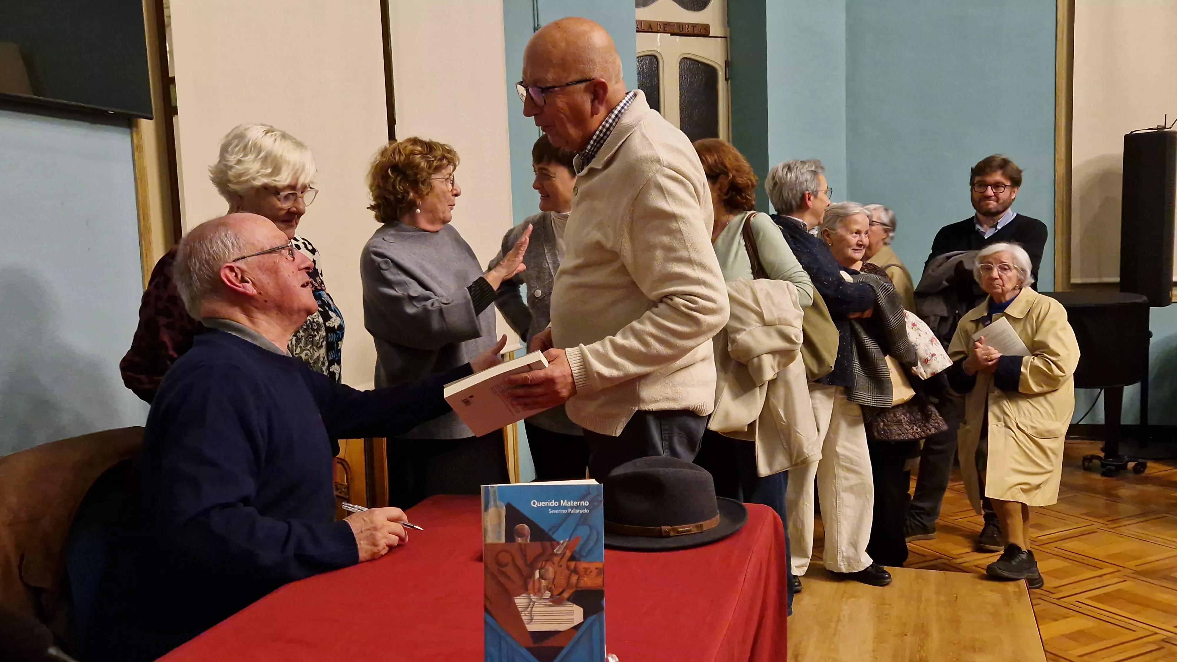 Severino Pallaruelo firmando ejemplares de "Querido Materno". Foto Myriam Martínez