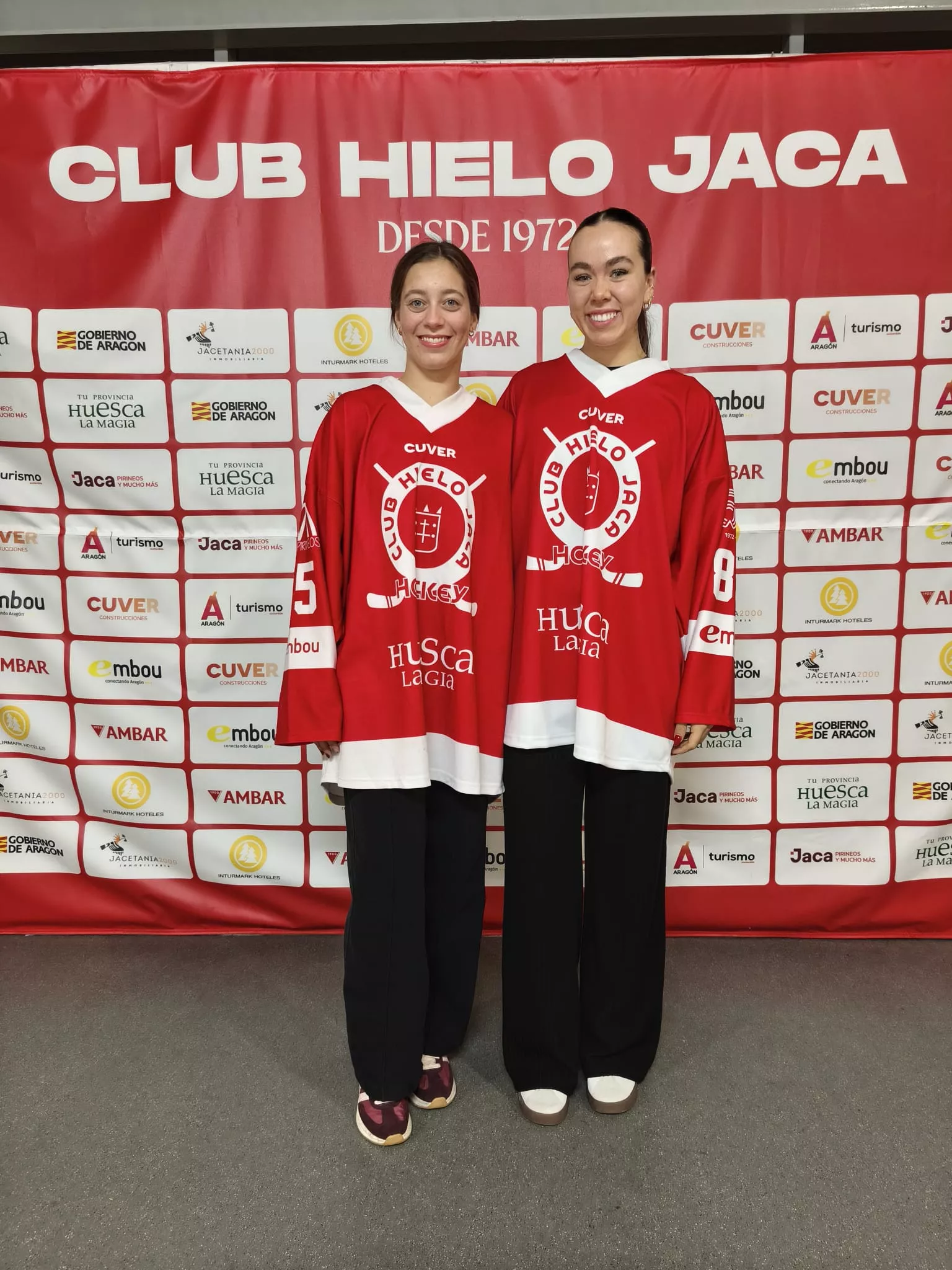 Danielle Stein (EE UU)  en la foto, a la izquierda, con zapatillas color granate  y Tess McKerrow (Canadá) FOTO CHJ ANTONIO LECUONA