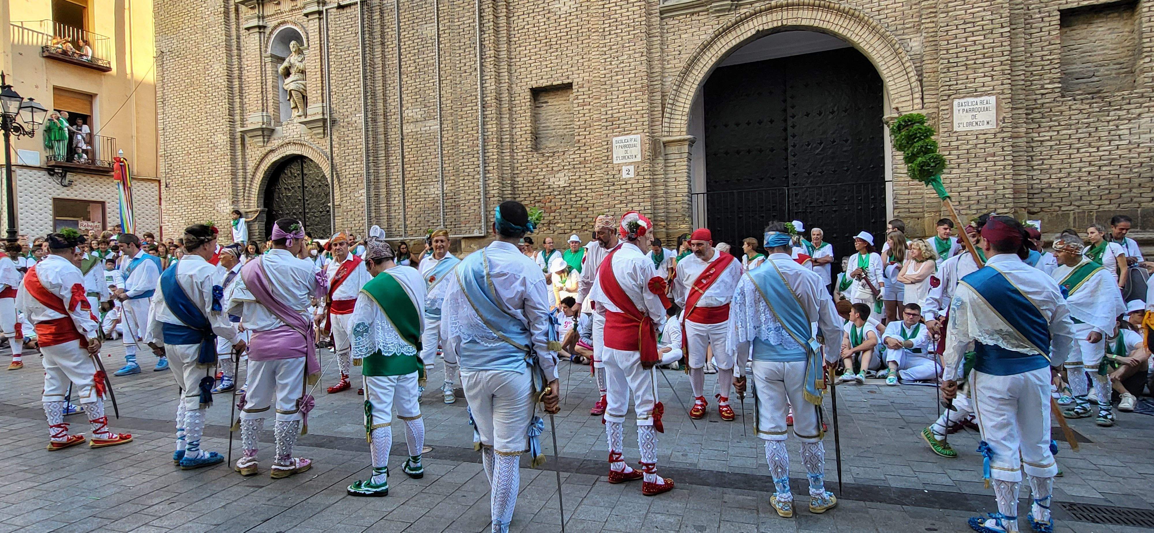 Los Danzantes se enfrentan al primer baile.