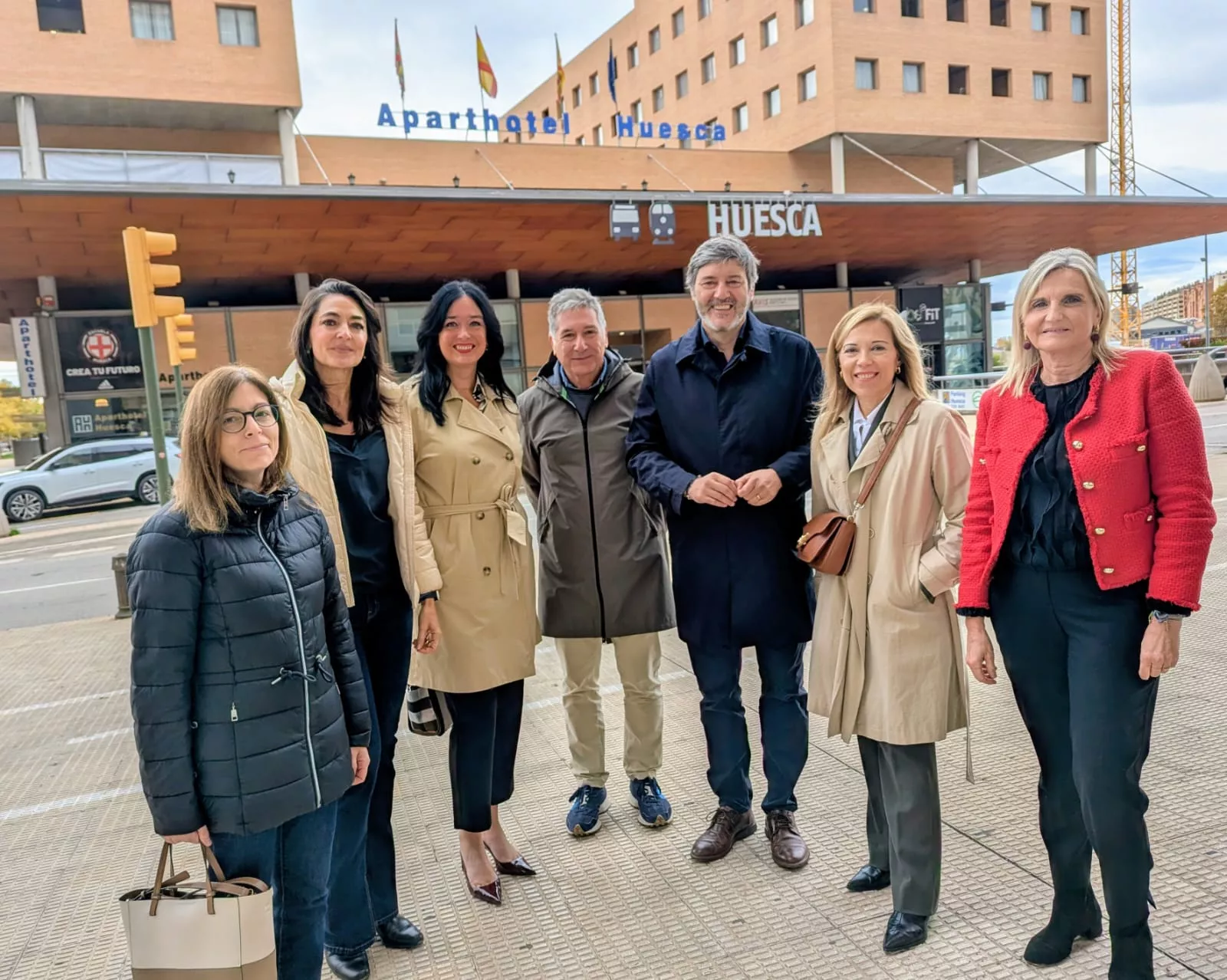 Representantes institucionales del PP junto a la Estación Intermodal. Alós sospecha que el Gobierno de Sánchez se puede amparar en una falta de usuarios aborrecidos por las incidencias para "laminar" el AVE Huesca-Madrid Representantes institucionales del PP junto a la Estación Intermodal. Alós sospecha que el Gobierno de Sánchez se puede amparar en una falta de usuarios aborrecidos por las incidencias para "laminar" el AVE Huesca-Madrid