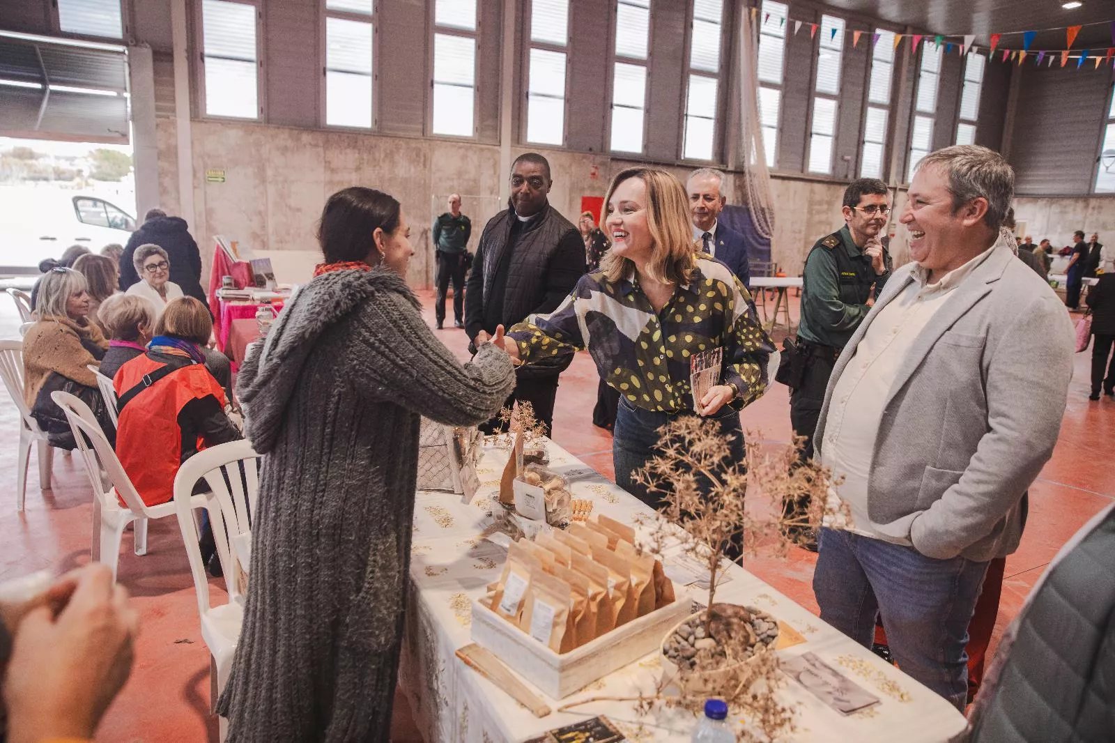 Pilar Alegría y Ricardo Charlez en el Pabellón Polideportivo de Albalate de Cinca