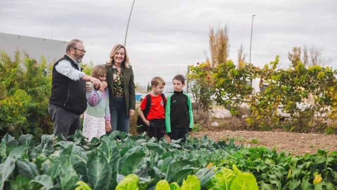 La ministra en un huerto escolar La ministra en un huerto escolar
