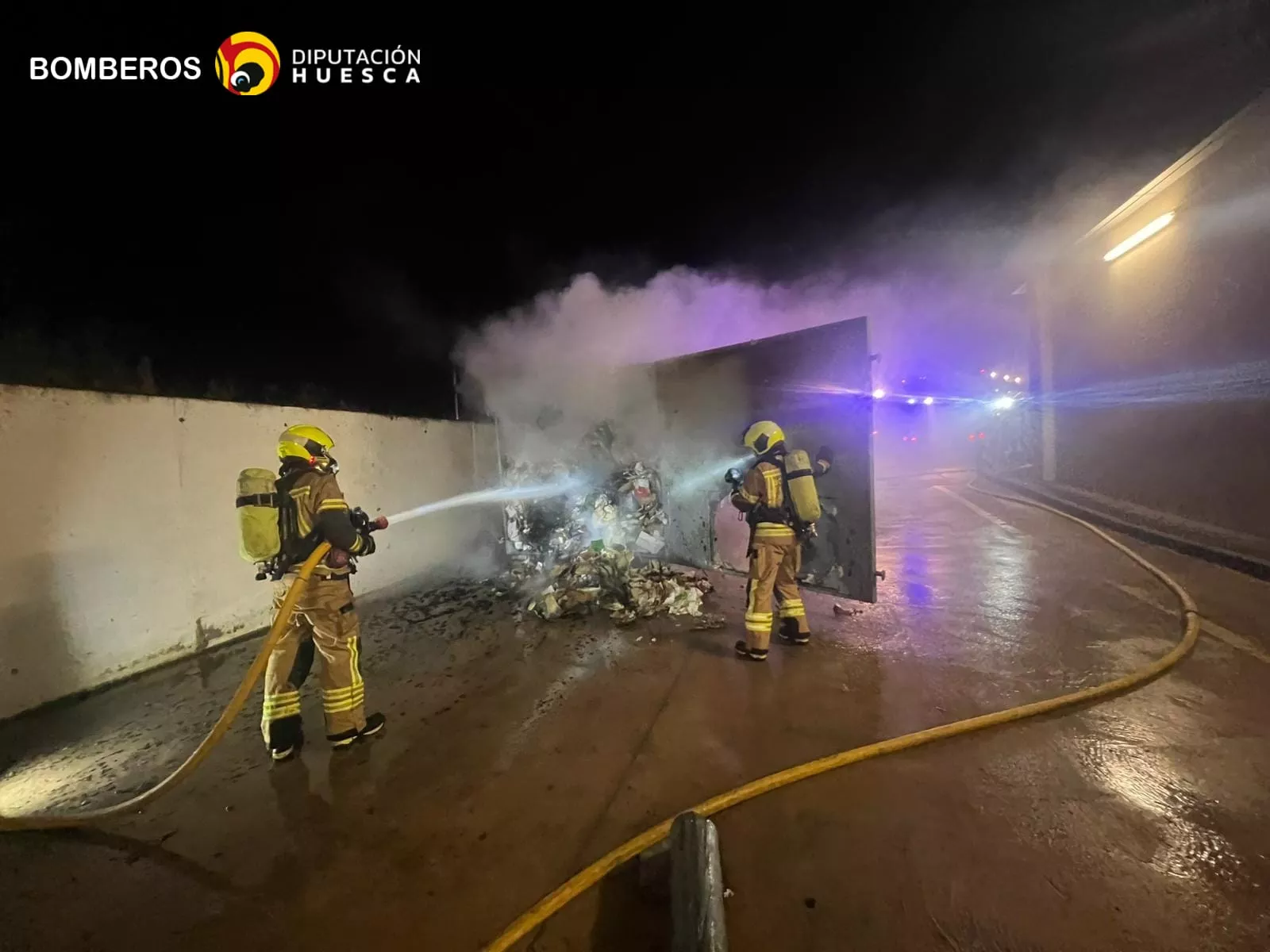 Los bomberos trabajan para apagar el fuego de la plegadora de cartón de un supermercado en Binéfar Los bomberos trabajan para apagar el fuego de la plegadora de cartón de un supermercado en Binéfar