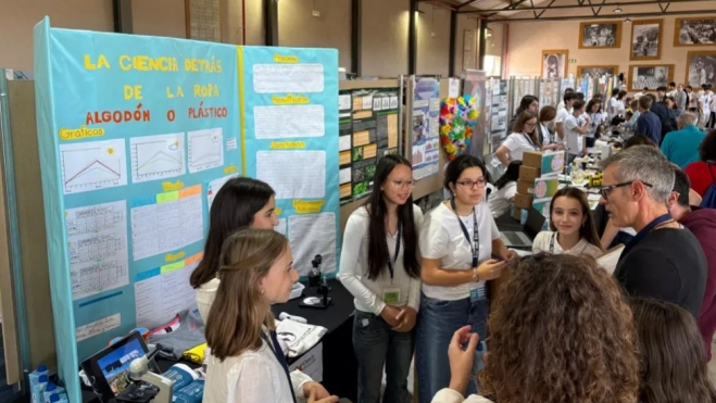 Las cinco alumnas en su exposición Las cinco alumnas en su exposición