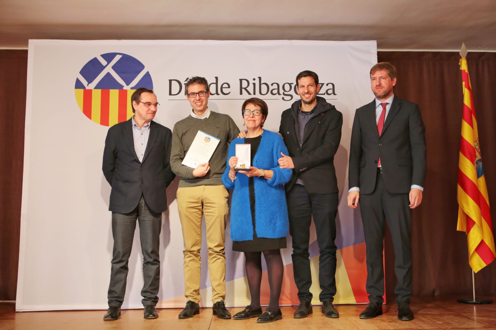 Pilar, Juan y Luis, en el centro, agradecieron el homenaje a Antonio Angulo de la tierra que tanto amaba.
