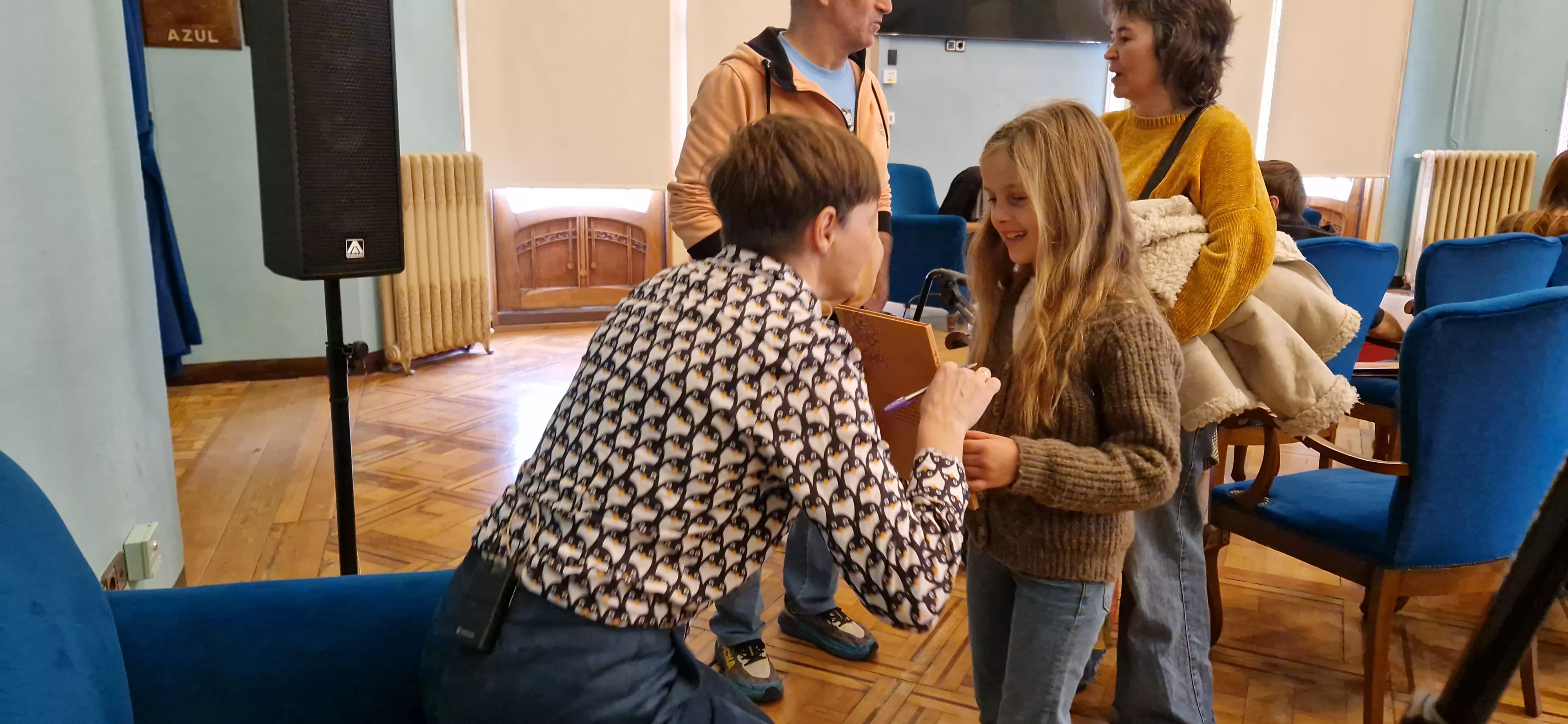 Sandra Araguás, firmando ejemplares de Las tres naranjitas. Foto Myriam Martínez