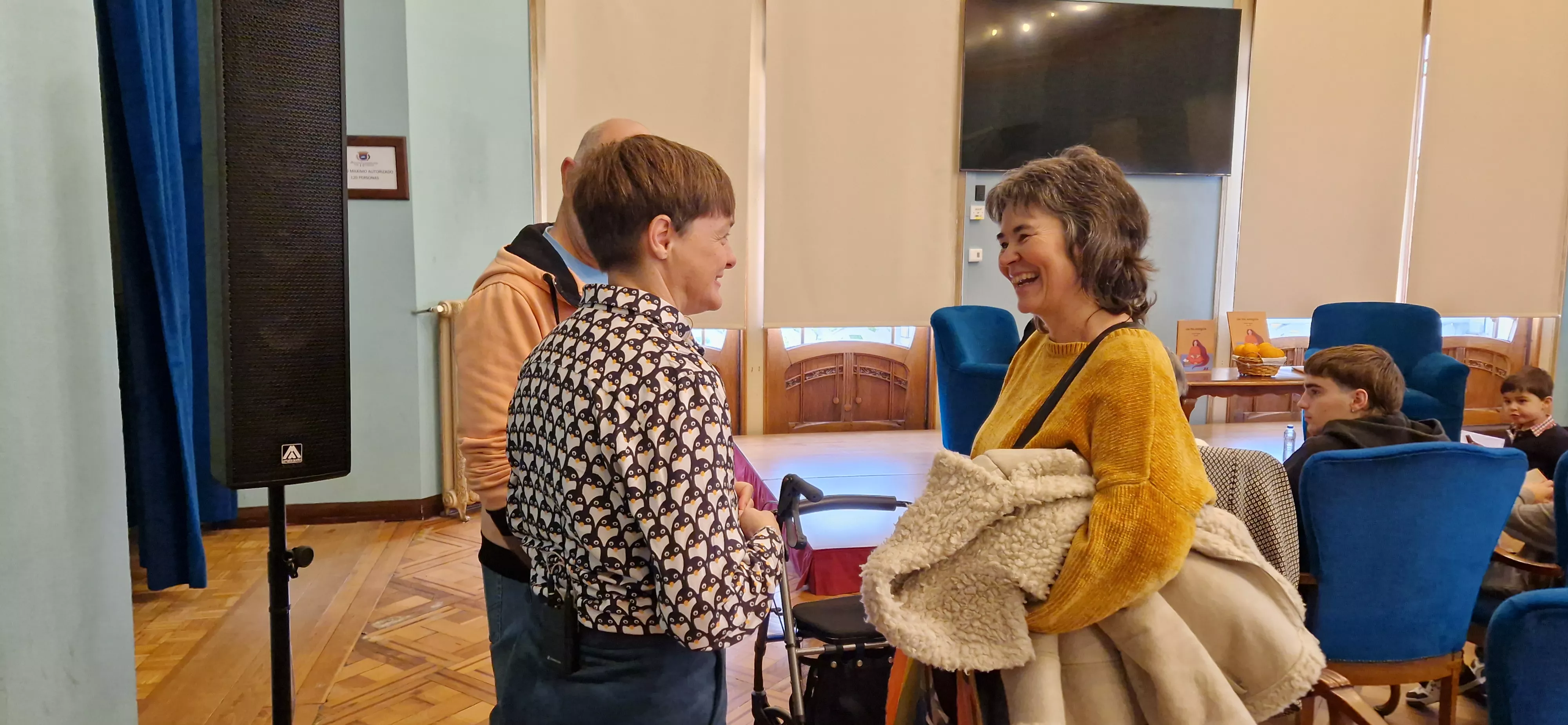 Sandra Araguás, firmando ejemplares de Las tres naranjitas. Foto Myriam Martínez