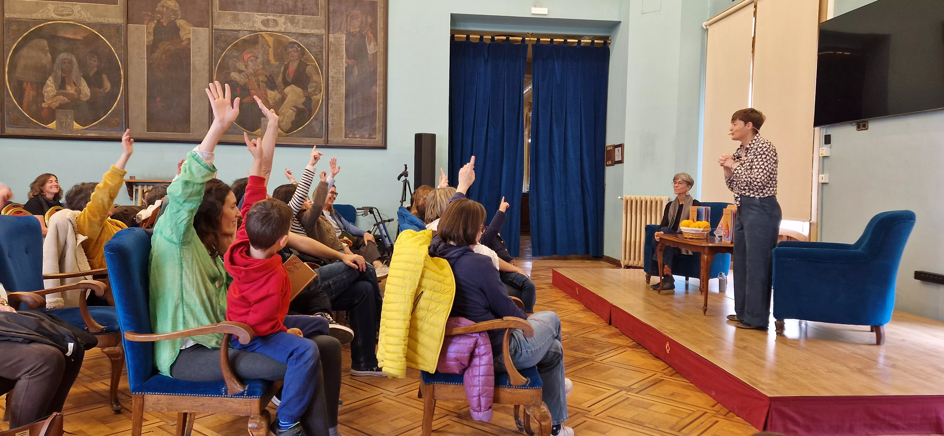 El público, respondiendo al requerimiento de Sandra Araguás. Foto Myriam Martínez