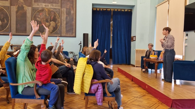 El público, respondiendo al requerimiento de Sandra Araguás. Foto Myriam Martínez