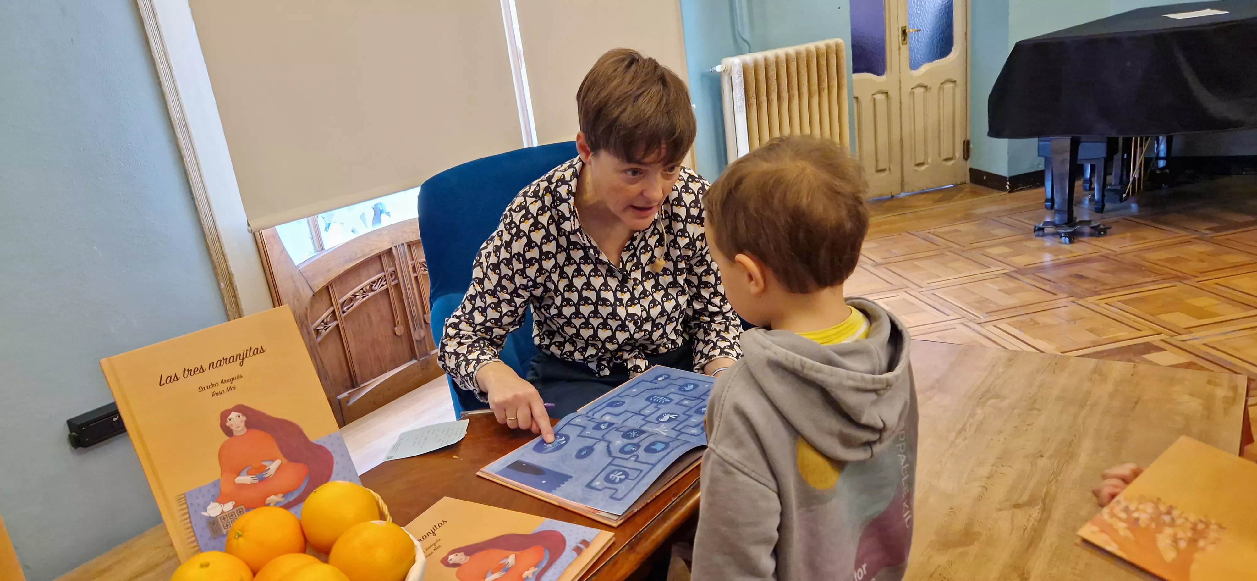 Sandra Araguás, firmando ejemplares. Foto Myriam Martínez