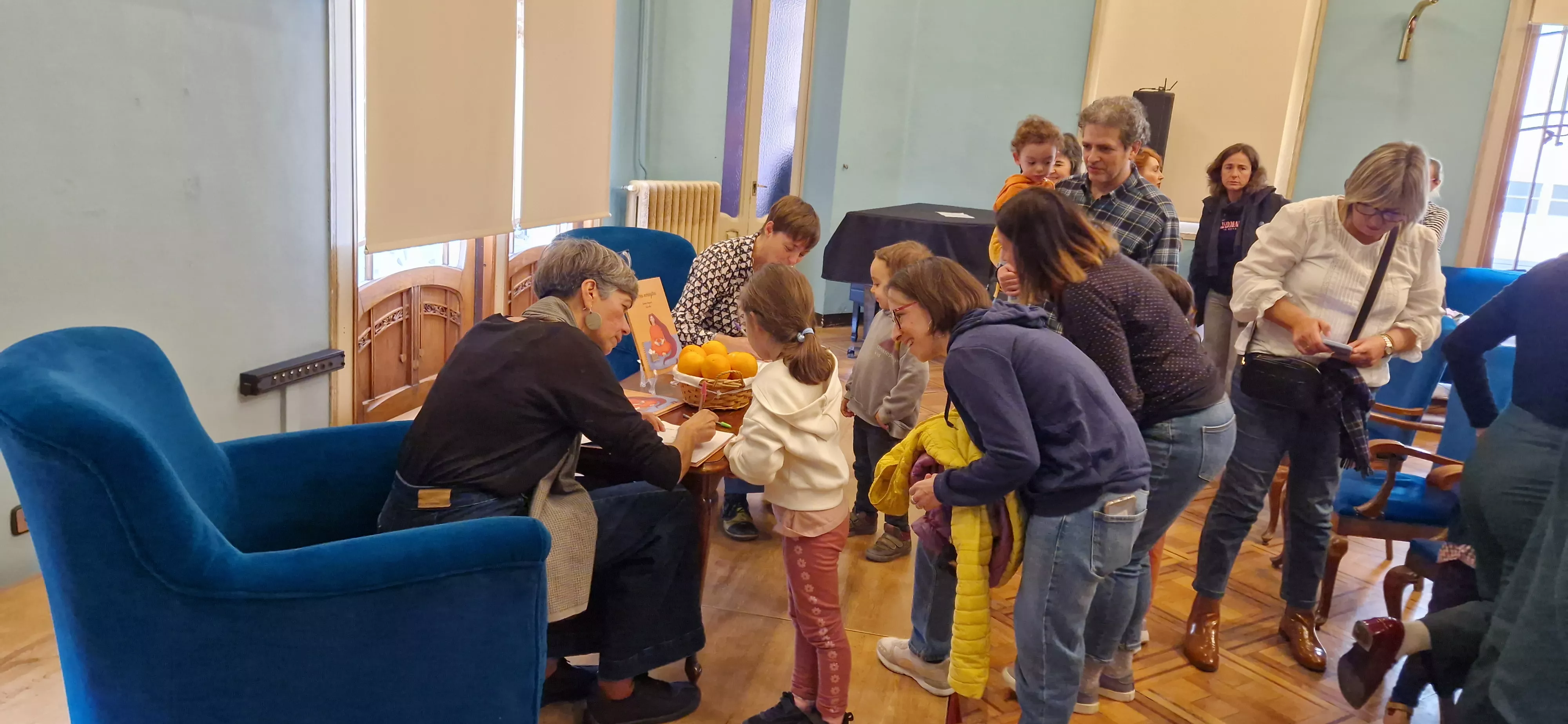 Firma de ejemplares. Foto Myriam Martínez