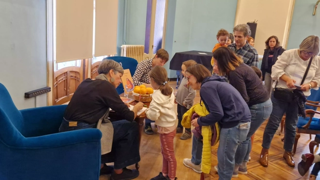 Firma de ejemplares. Foto Myriam Martínez