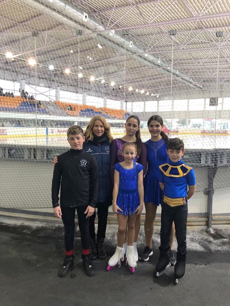 La entrenadora del club, Elisabeth Martín-Mora, junto a los patinadores que compitieron en categorías regionales 