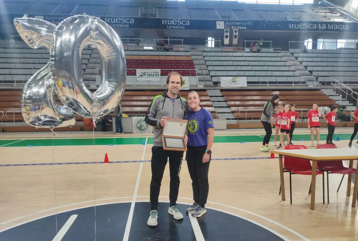 Izarbe Lafontana ha entregado una placa a Dani Durán en el homenaje por el 20 aniversario de la actividad