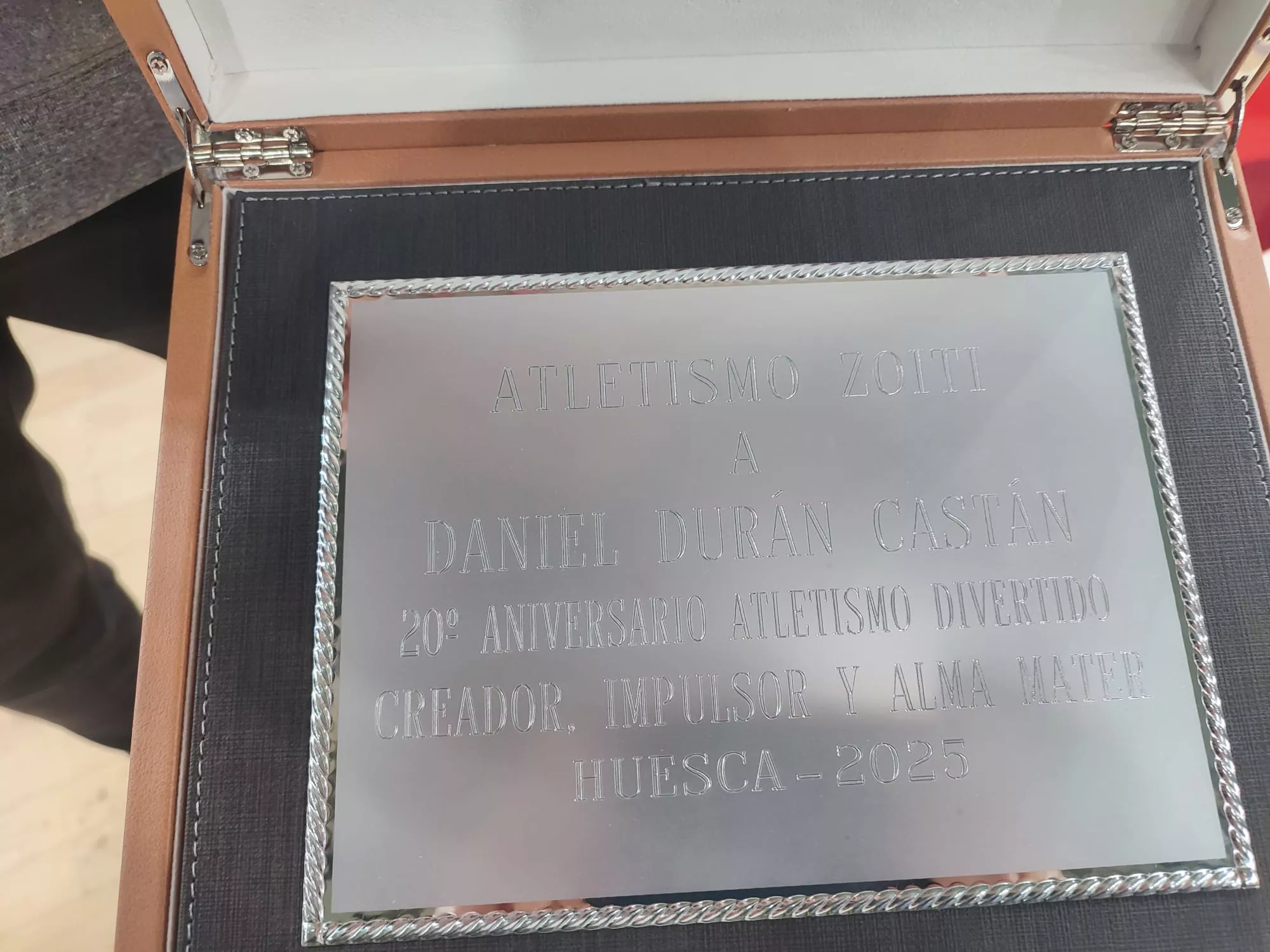 Atletismo Divertido 20 aniversario. Placa a Dani Durán