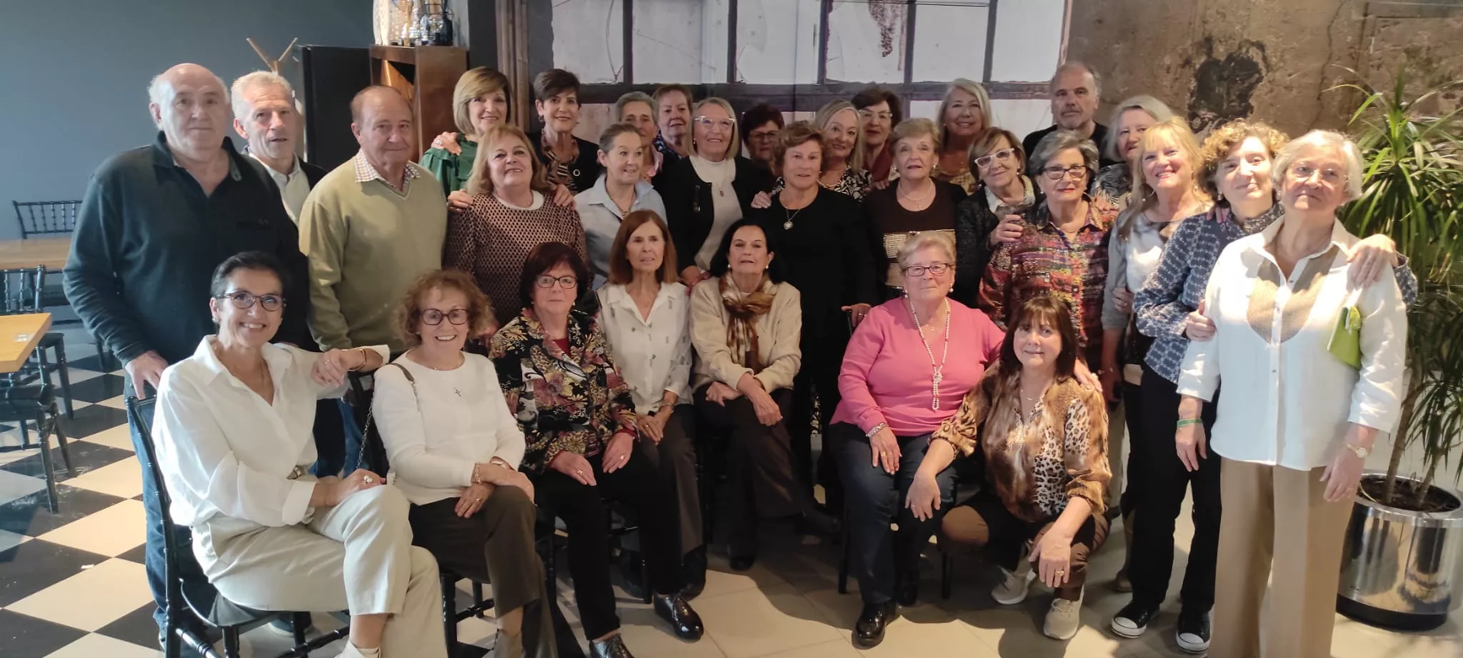 Antiguos empleados de los Almacenes Simeón, en el emocionante reencuentro.