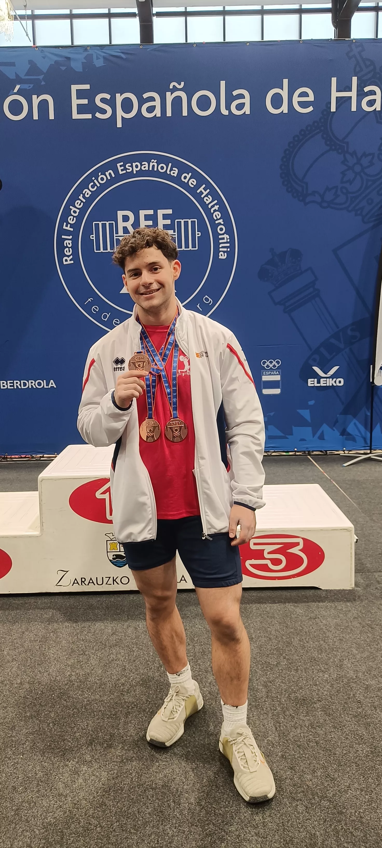 Daniel Escartín, con sus tres medallas.