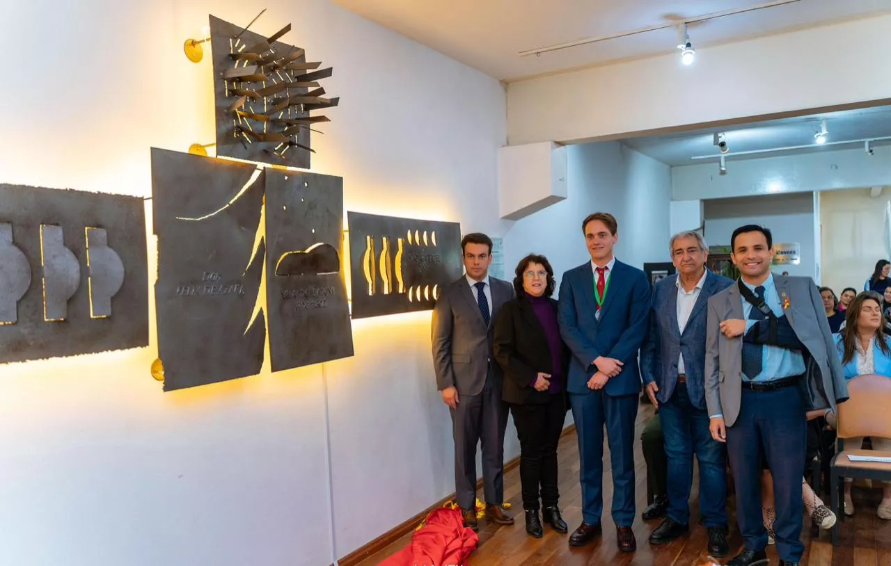Inauguración de una escultura con una referencia a Huesca en su estructura