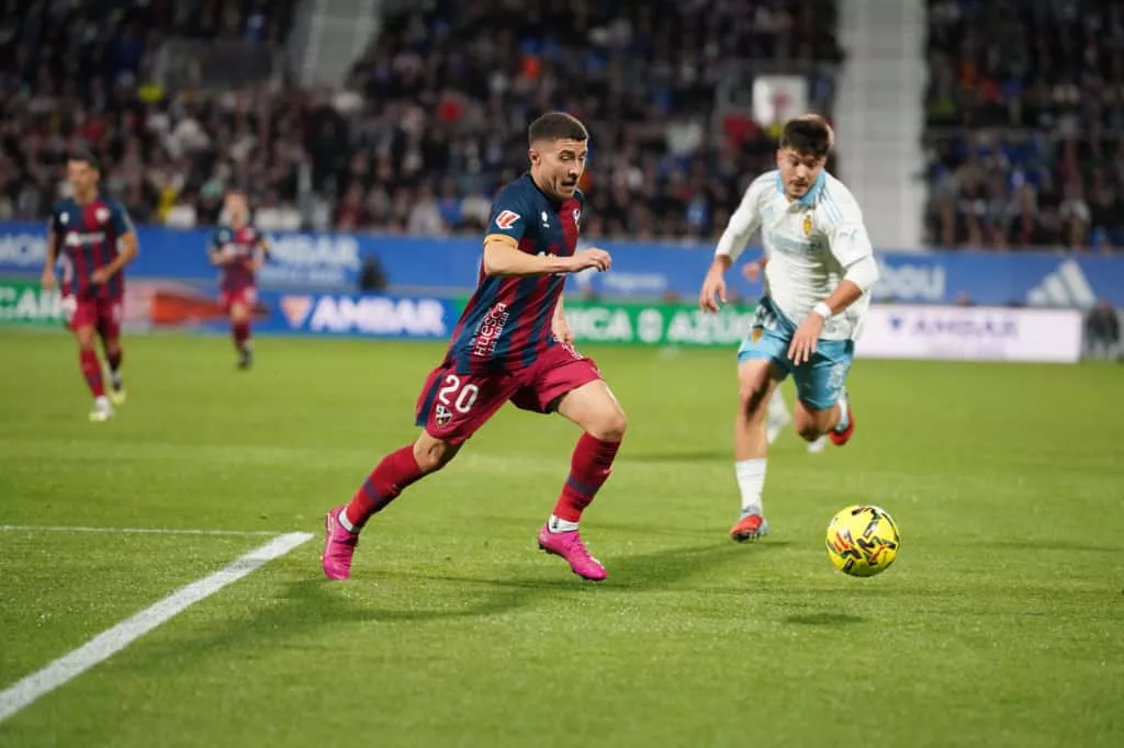 Portillo pelea un balón en el derbi aragonés. Foto: Dani Vidal @fotomaniafut