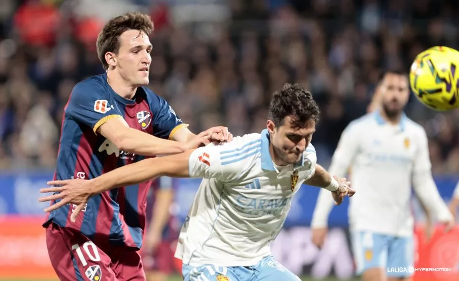 Kortajarena, muy activo, uno de los jugadores del Huesca más dinámico. Foto Laliga