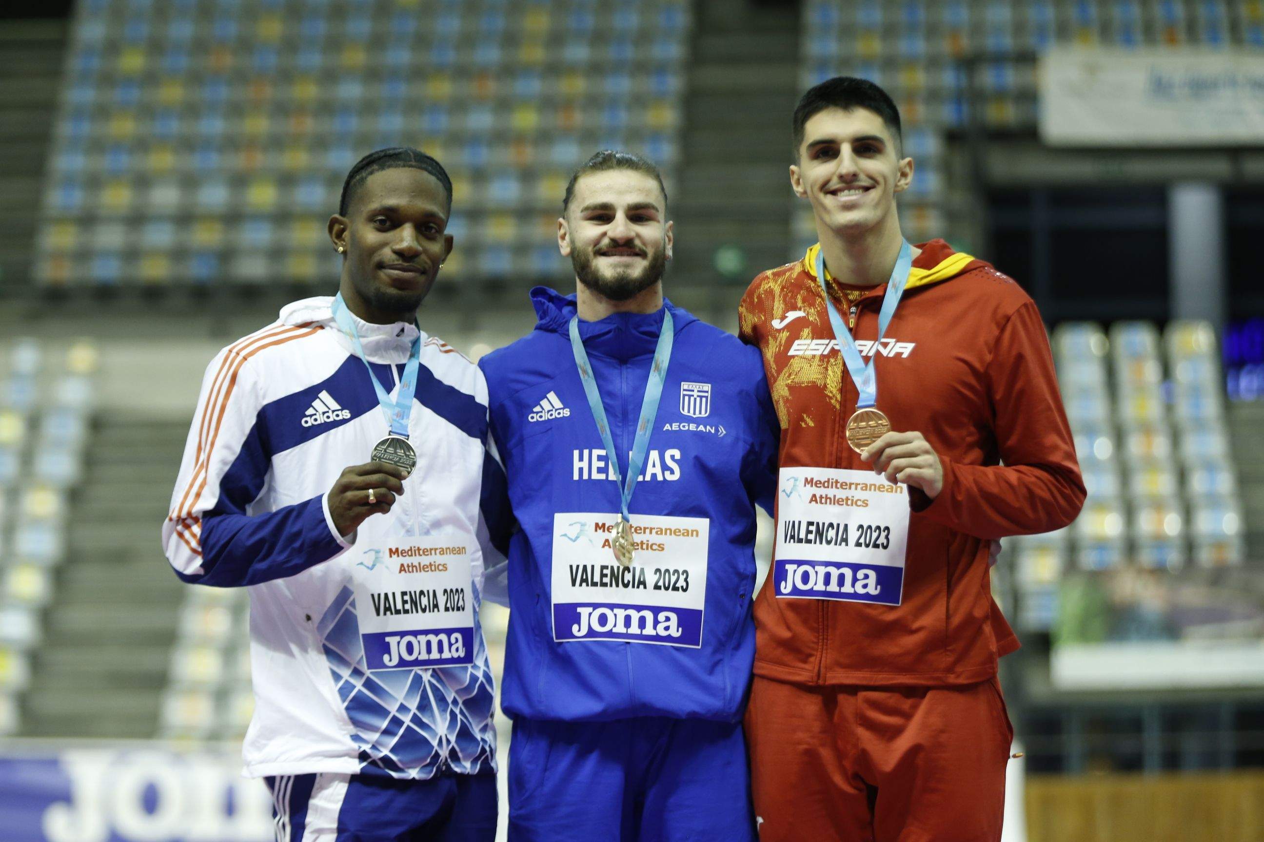 Mario Revenga, sonriente con su bronce. Foto: RFEA