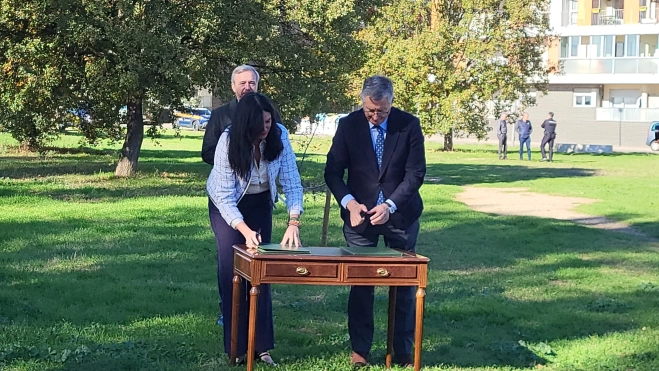 Orduna y Blasco firman el protocolo para la renaturalización del río Isuela. Foto Mercedes Manterola Orduna y Blasco firman el protocolo para la renaturalización del río Isuela. Foto Mercedes Manterola