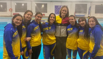 Nadadoras del Sincro Barbastro junto a Lilou Lluis Valette.