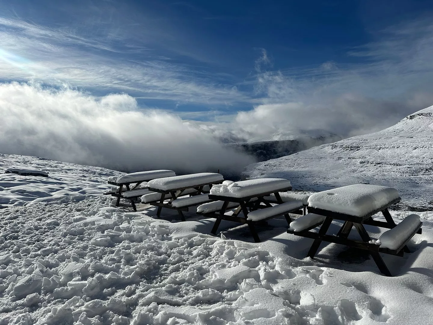 Imagen del refugio de Góriz tras las nevadas del domingo. La nieve bajará hasta los 400 metros el viernes. Foto Refugio de Góriz