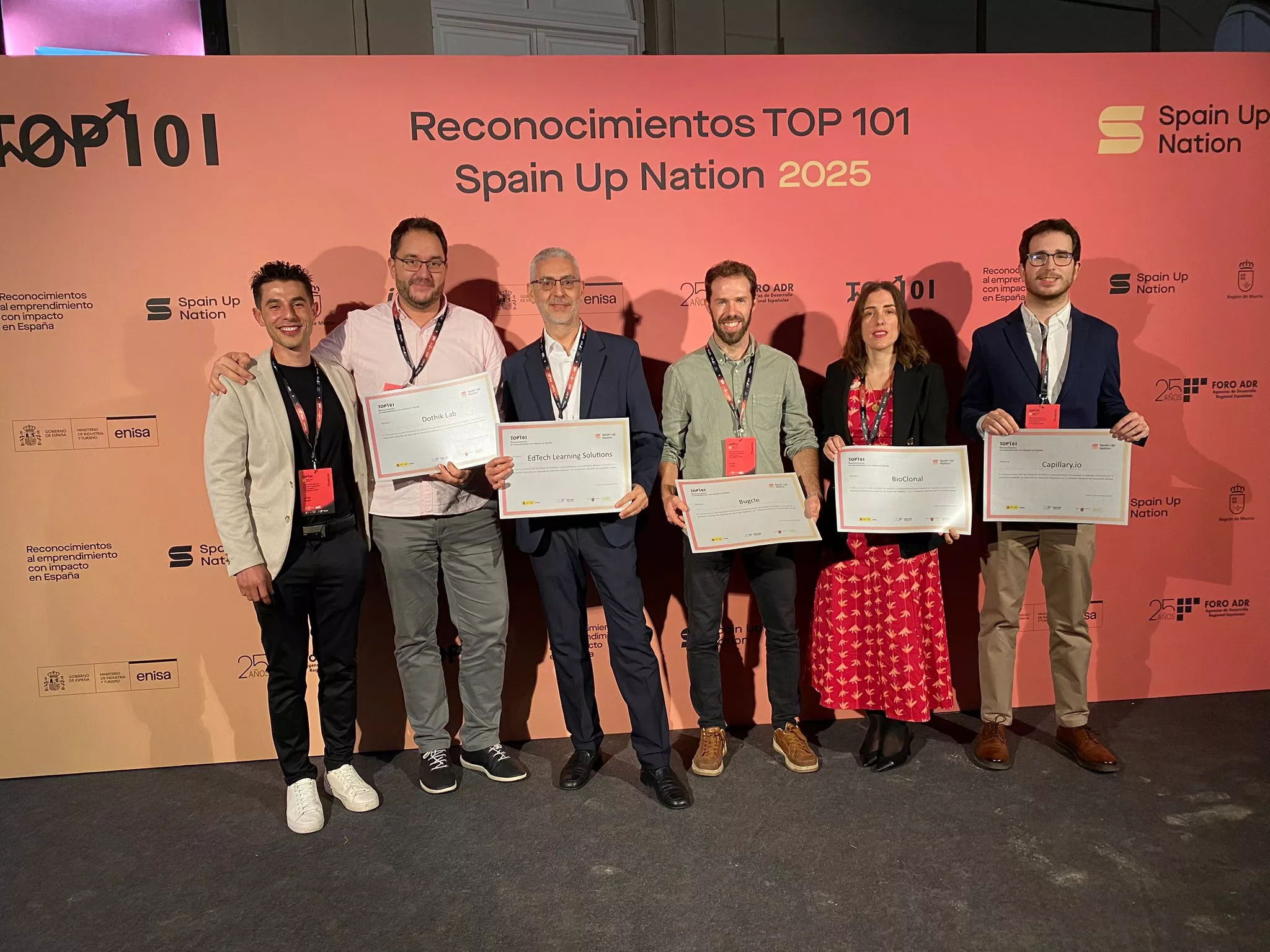 Javier Luis recibe el reconocimiento a Bugcle Javier Luis recibe el reconocimiento a Bugcle