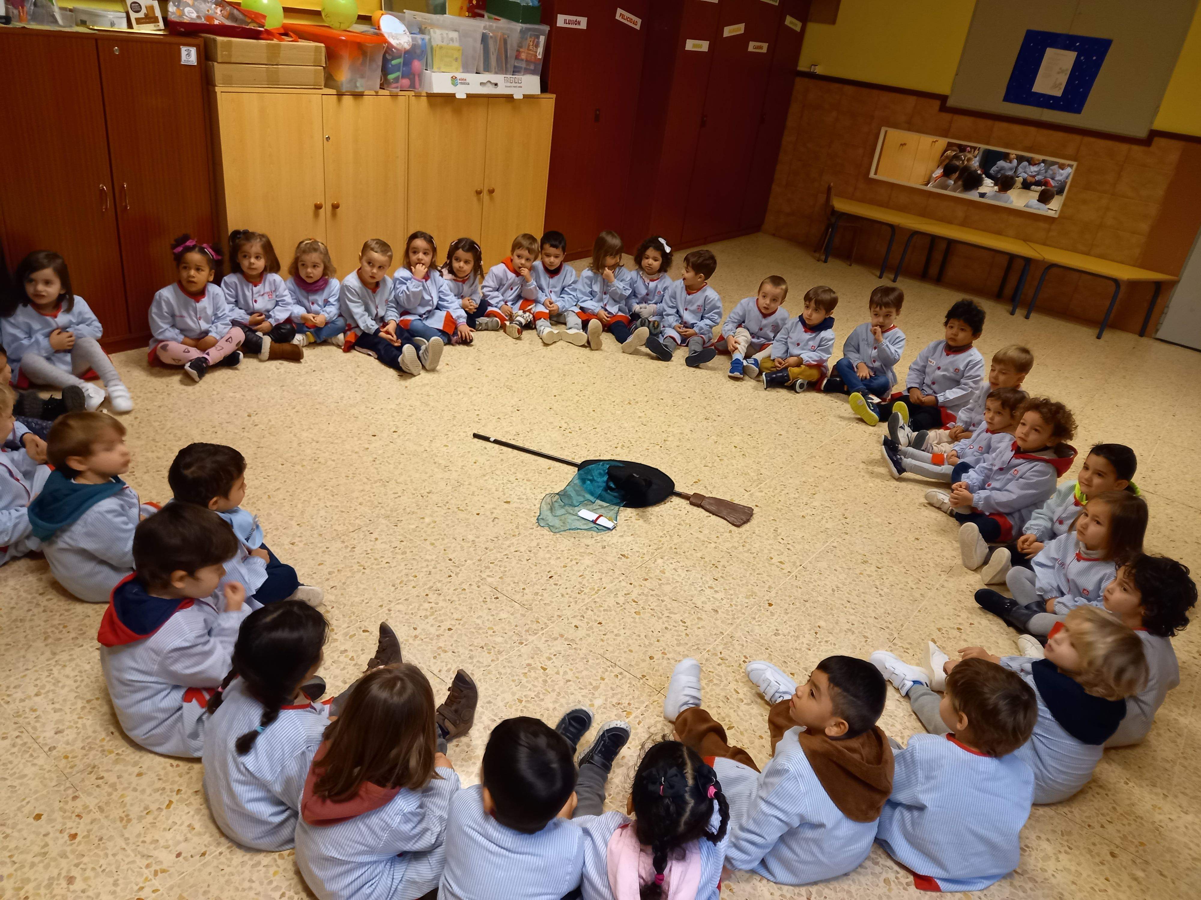 Los alumnos de tercero de Infantil, esperando a que la bruja alce el vuelo