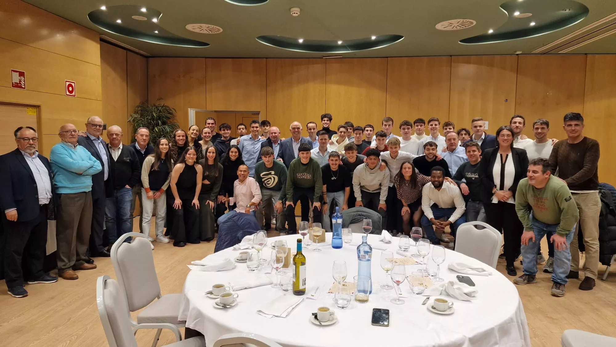 Foto de familia de los asistentes.